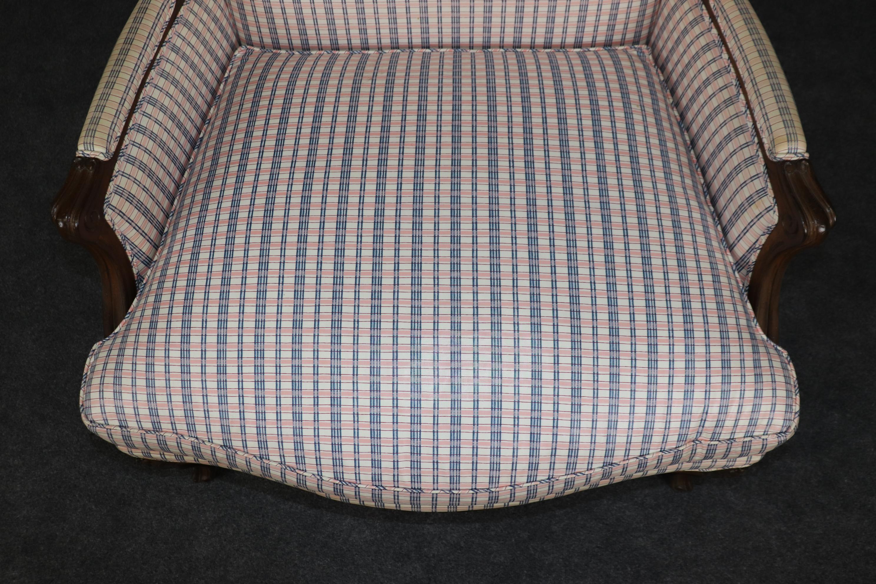 Paire de chaises basses en noyer sculpté françaises Louis XV Bergere en vente 5
