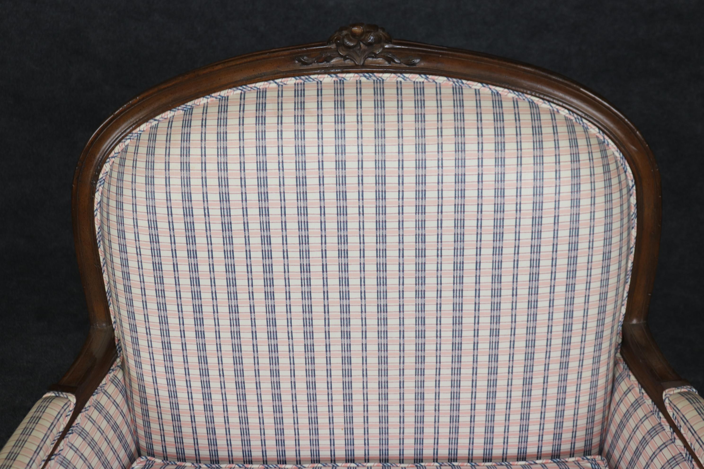 Paire de chaises basses en noyer sculpté françaises Louis XV Bergere en vente 6