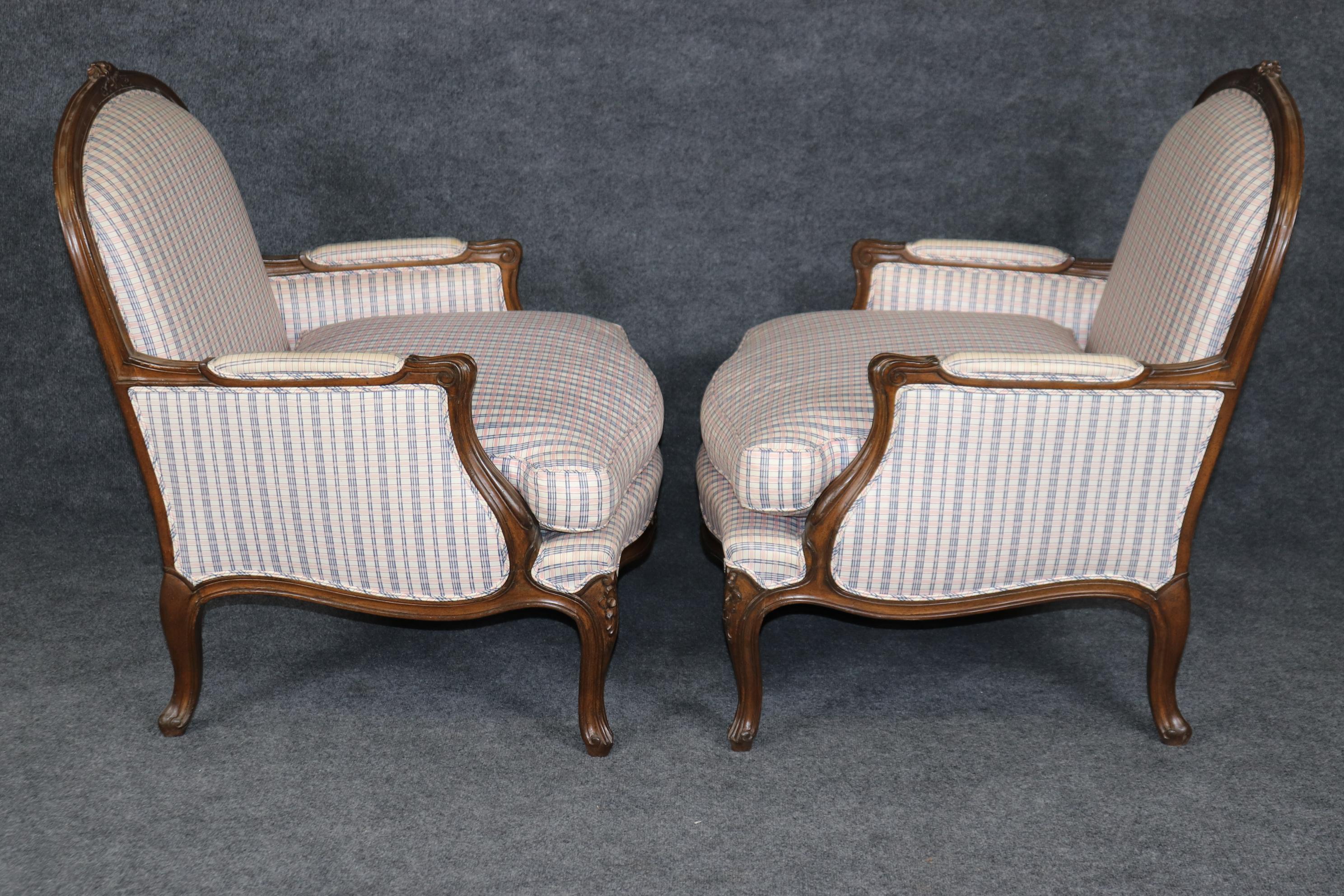 Français Paire de chaises basses en noyer sculpté françaises Louis XV Bergere en vente