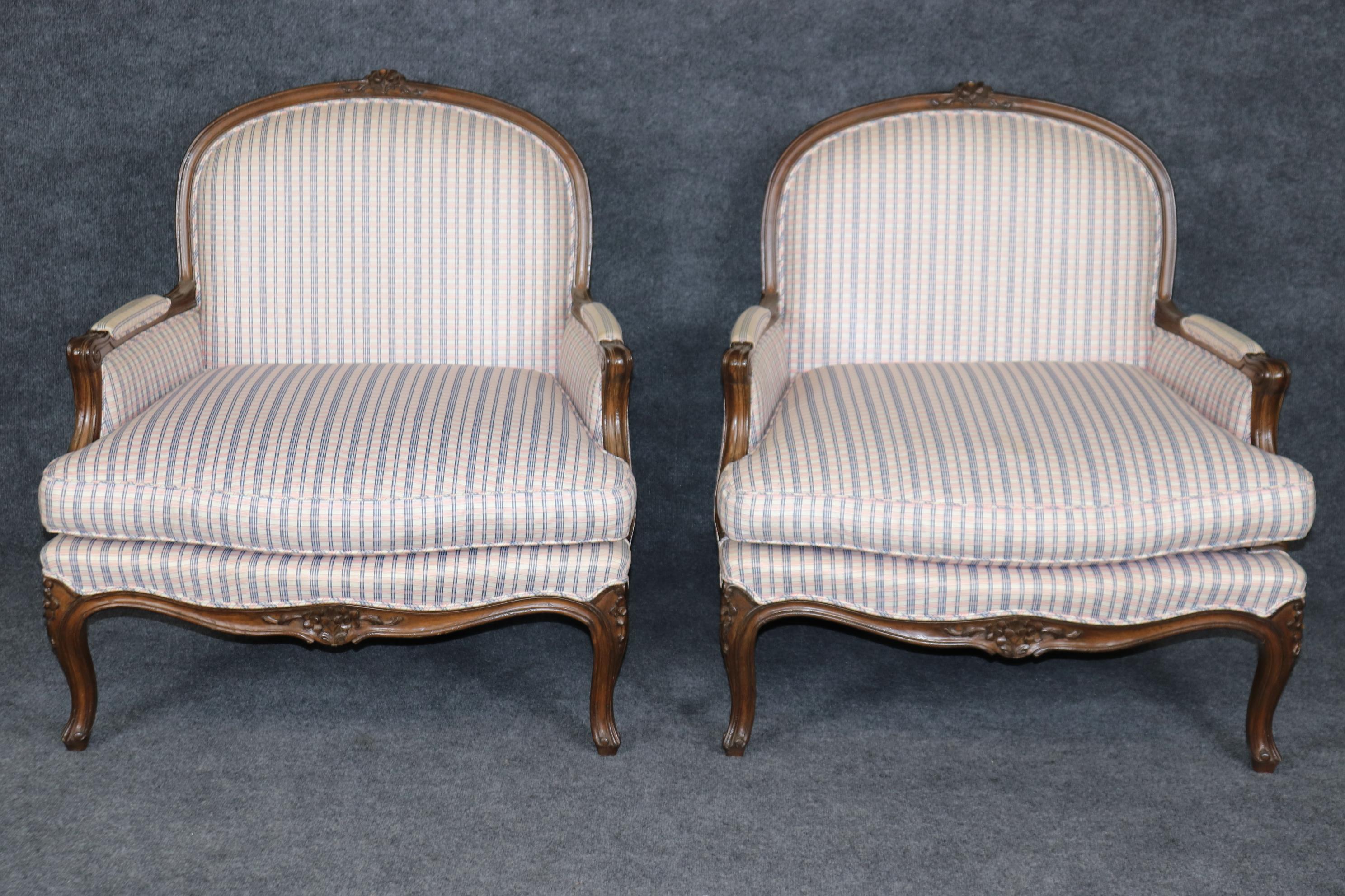 Paire de chaises basses en noyer sculpté françaises Louis XV Bergere Bon état - En vente à Swedesboro, NJ