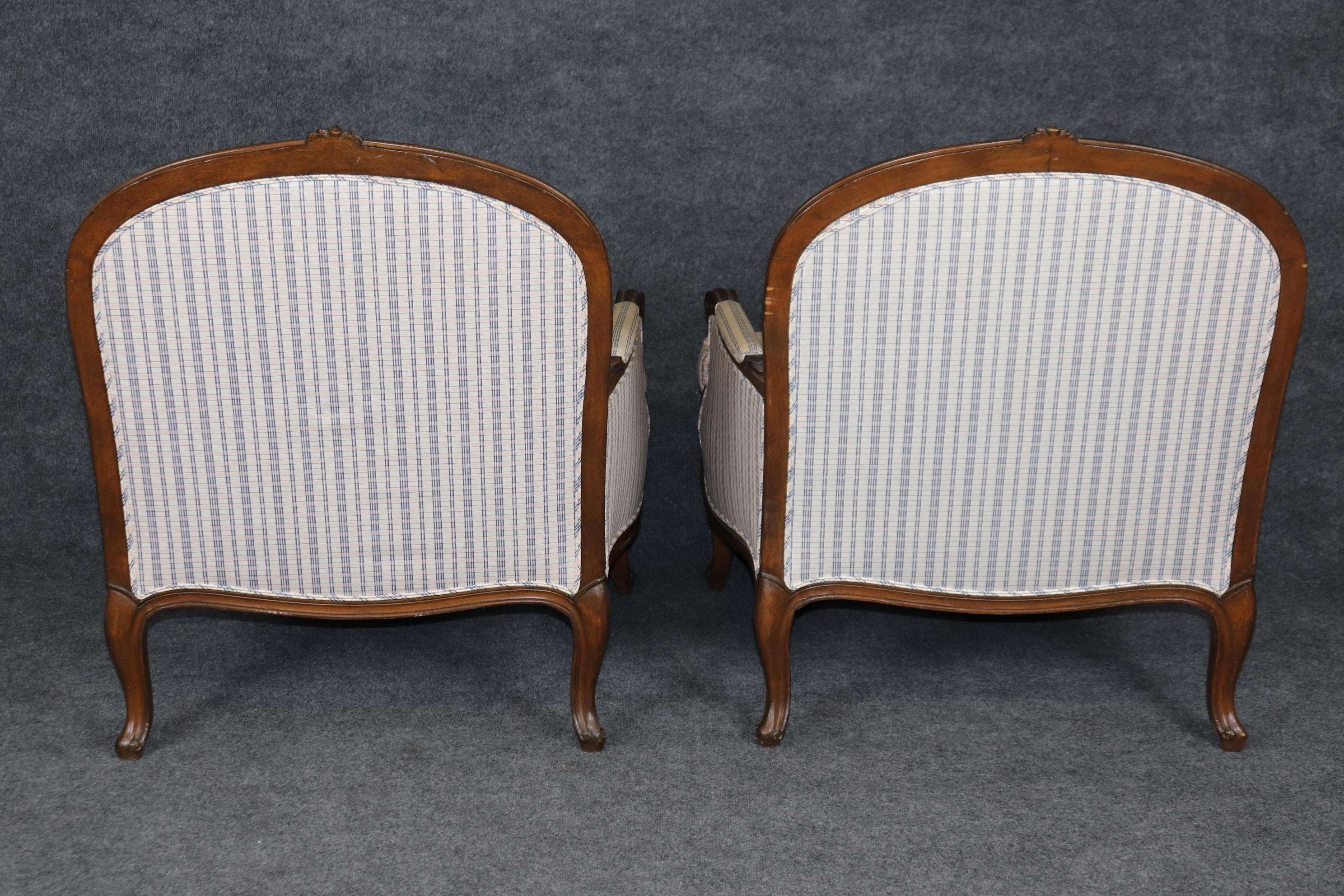 Noyer Paire de chaises basses en noyer sculpté françaises Louis XV Bergere en vente