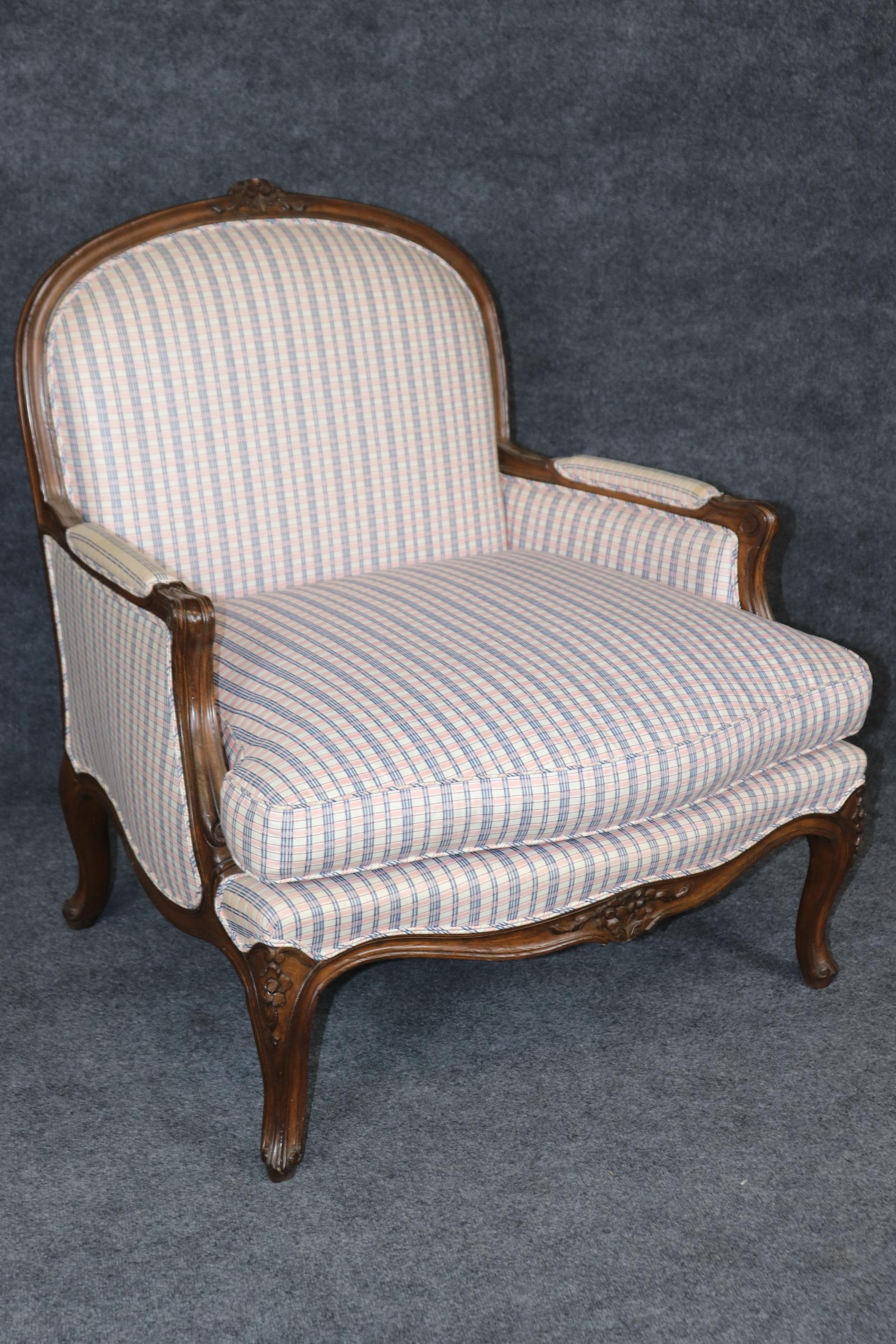 Paire de chaises basses en noyer sculpté françaises Louis XV Bergere en vente 1