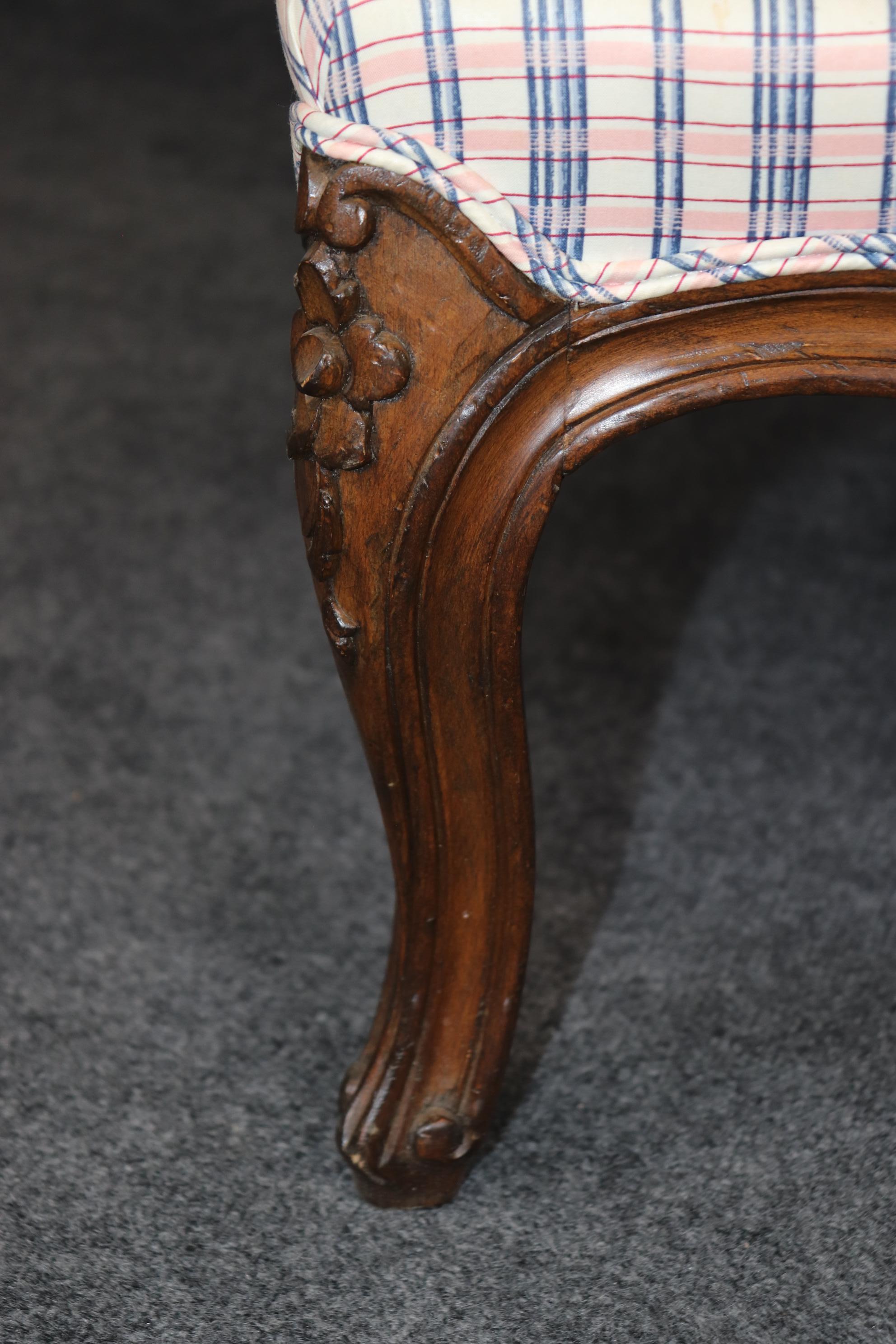 Paire de chaises basses en noyer sculpté françaises Louis XV Bergere en vente 2
