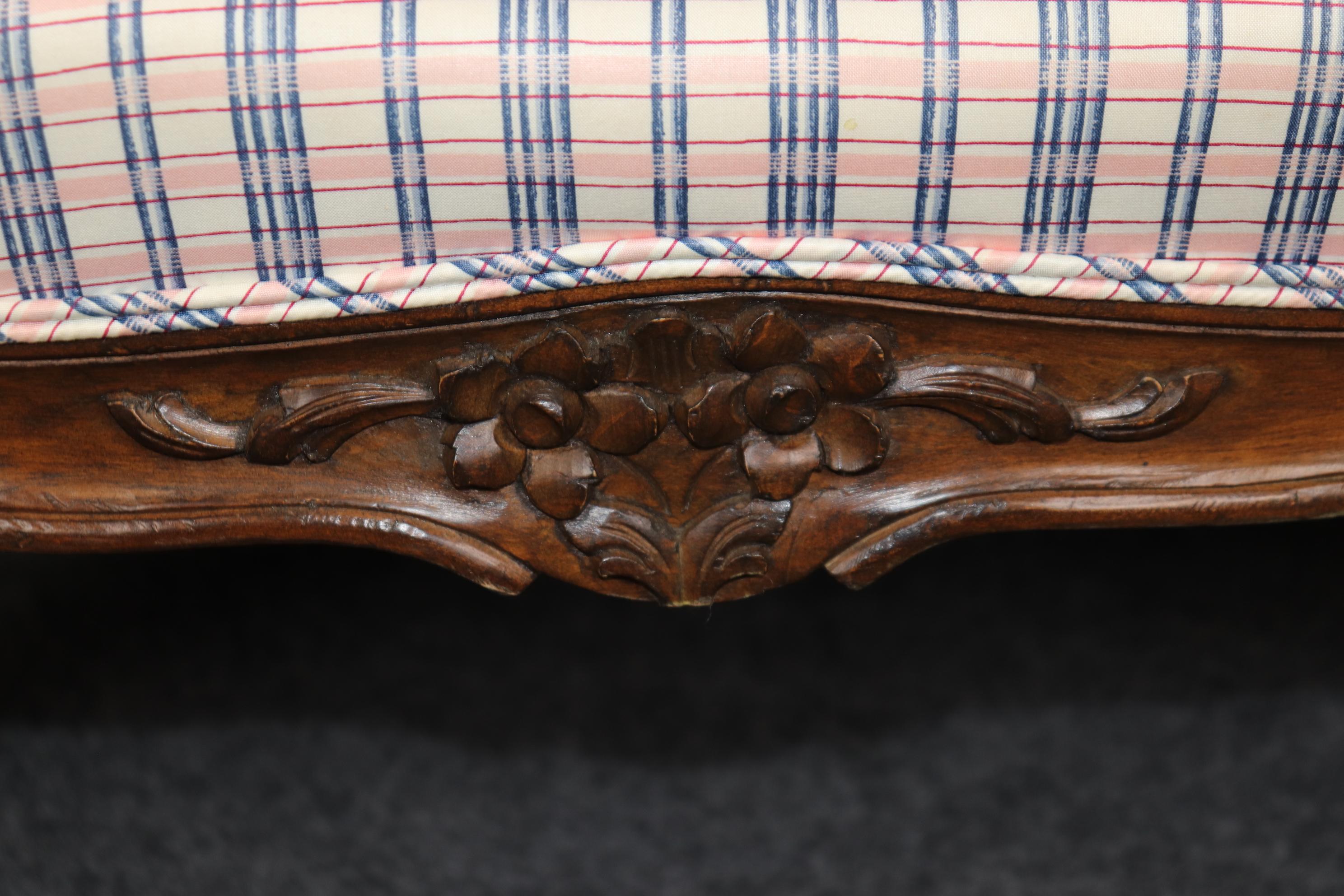 Paire de chaises basses en noyer sculpté françaises Louis XV Bergere en vente 3