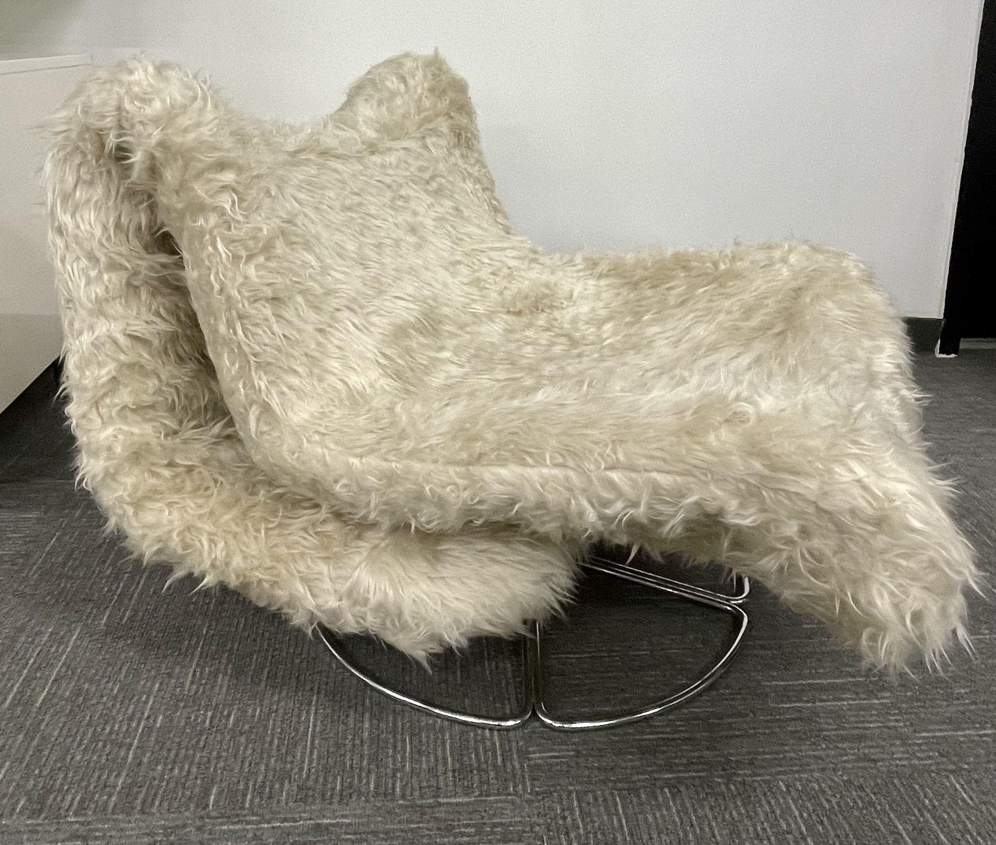 Low Slung Vintage Swivel chair in New Fur on a Chrome Base. 
 
 
 
Seat height: 14.5 in. 
 
IgXA.