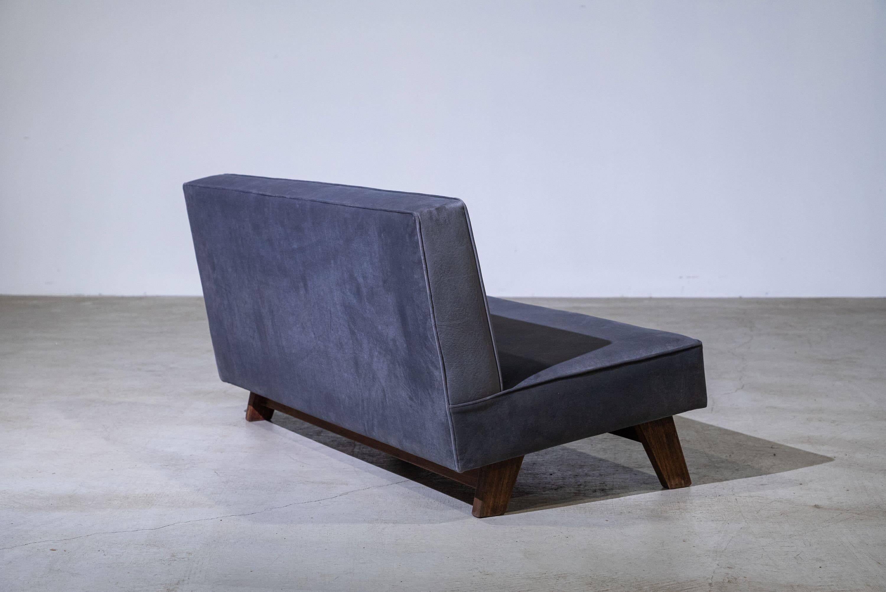 Indian Low Sofa Cushion 3-Seater by Le Corbusier, Pierre Jeanneret, India, Circa 1955 For Sale