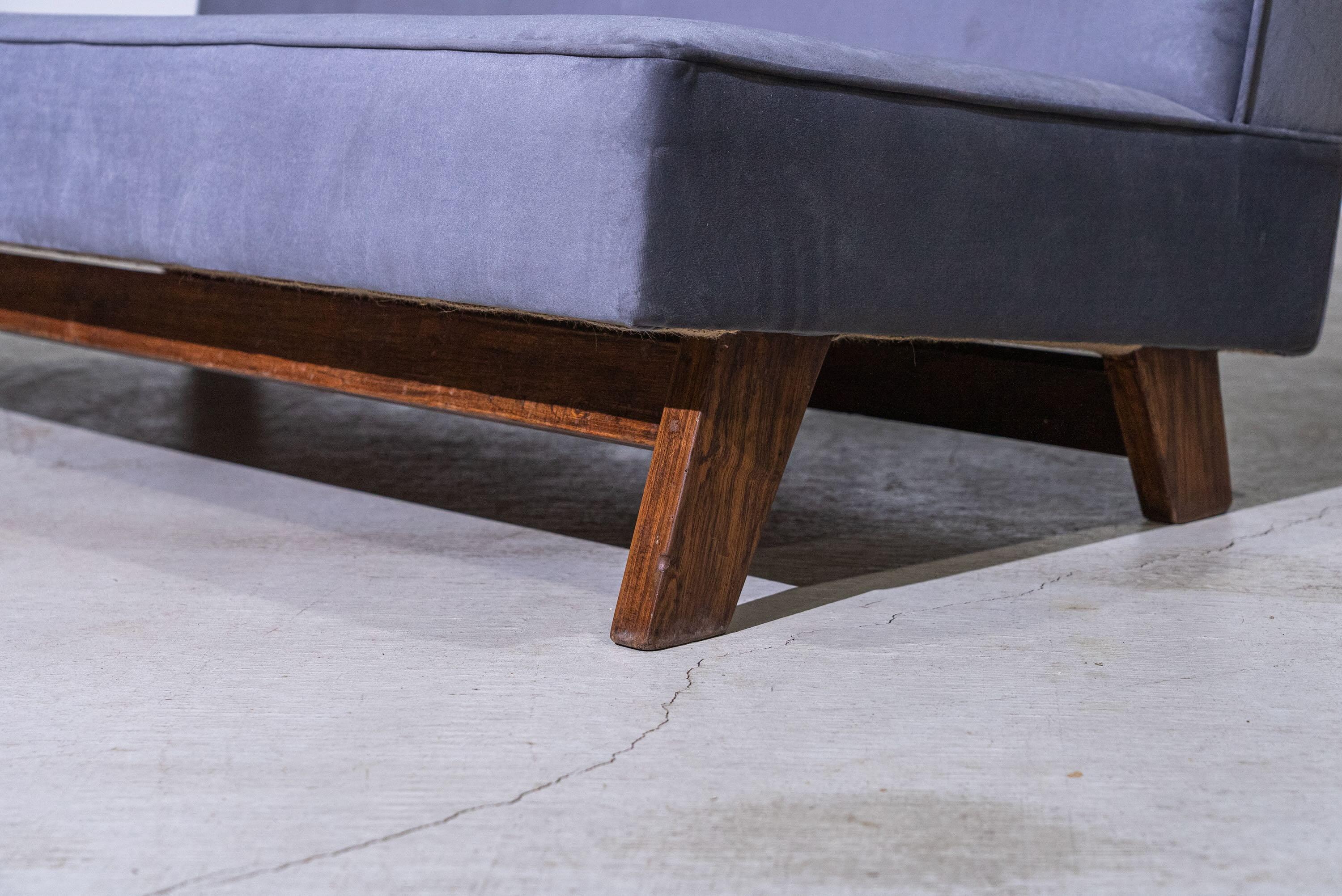 Low Sofa Cushion 3-Seater by Le Corbusier, Pierre Jeanneret, India, Circa 1955 In Good Condition For Sale In Tokyo, JP