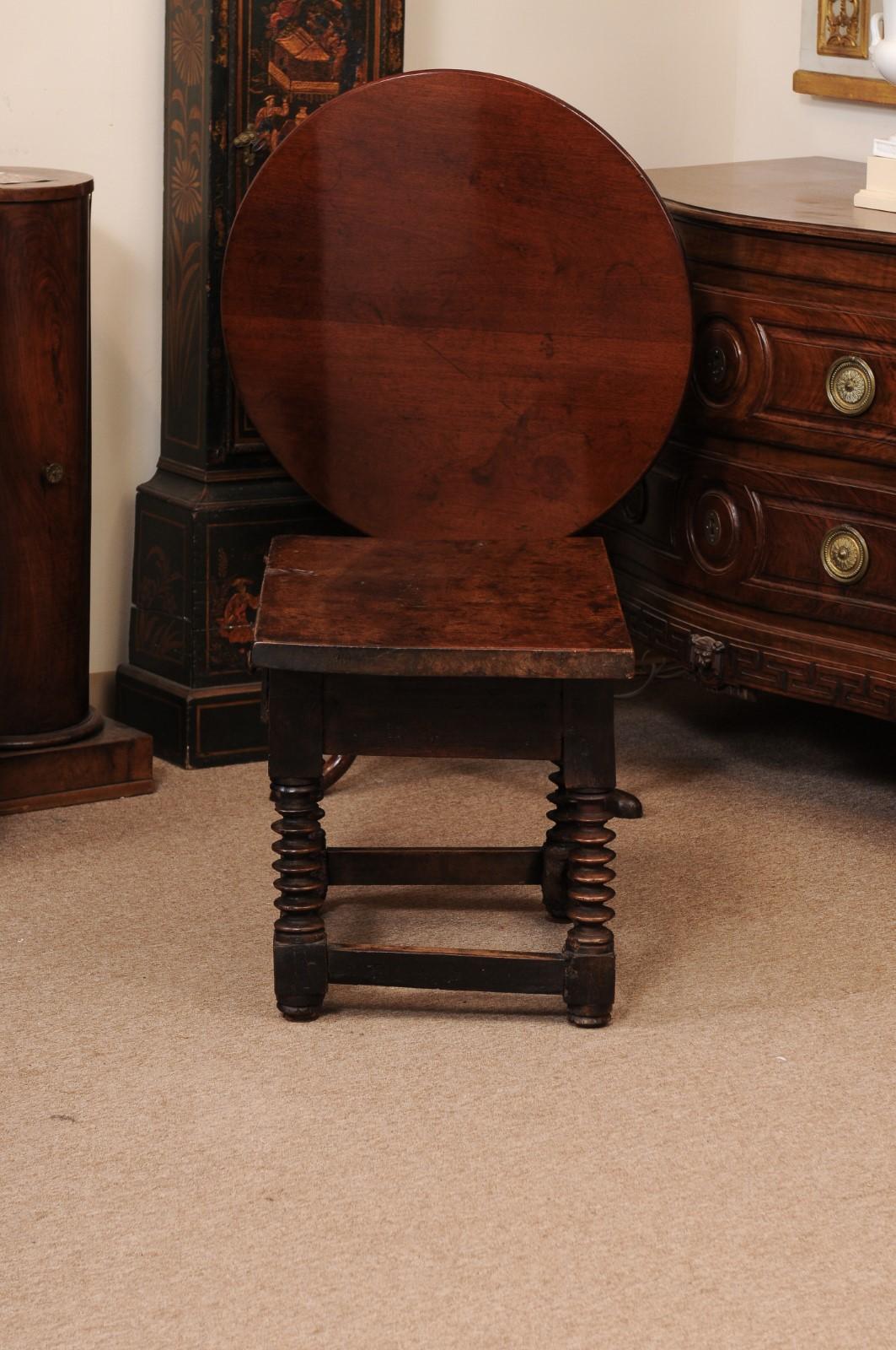 Table basse espagnole en noyer du 17ème siècle avec pieds tournés en fuseau, tiroir en vente 4