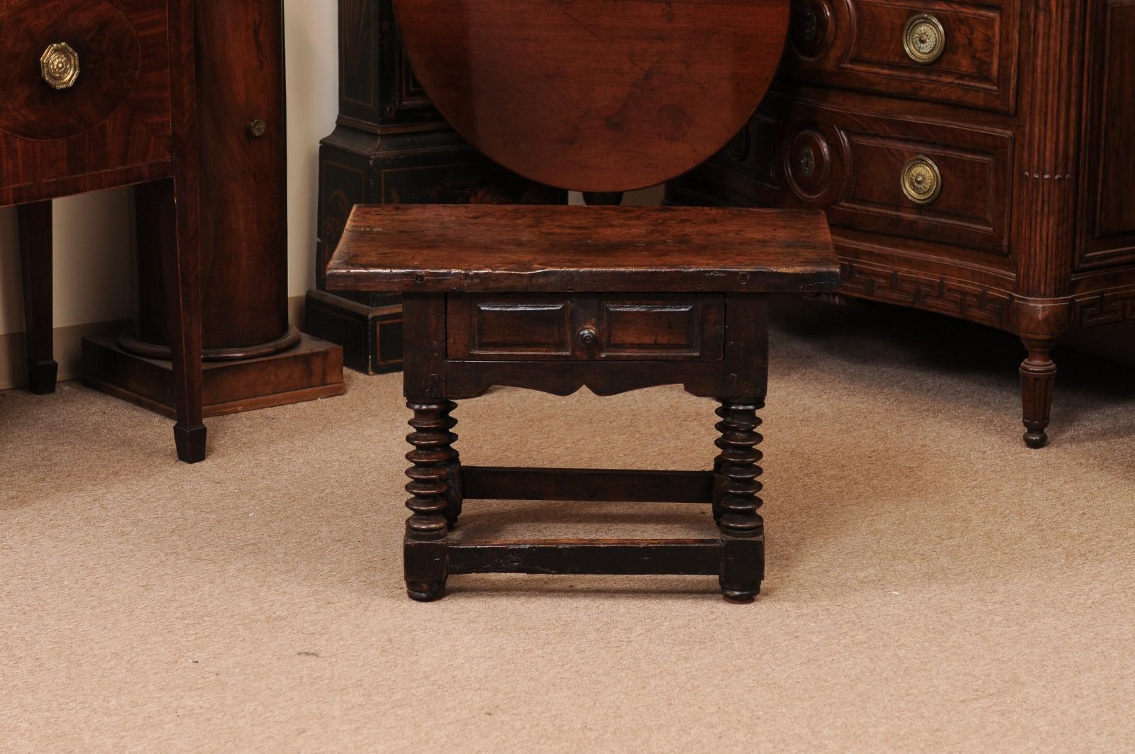Table basse espagnole en noyer du 17ème siècle avec pieds tournés en fuseau, tiroir en vente 5