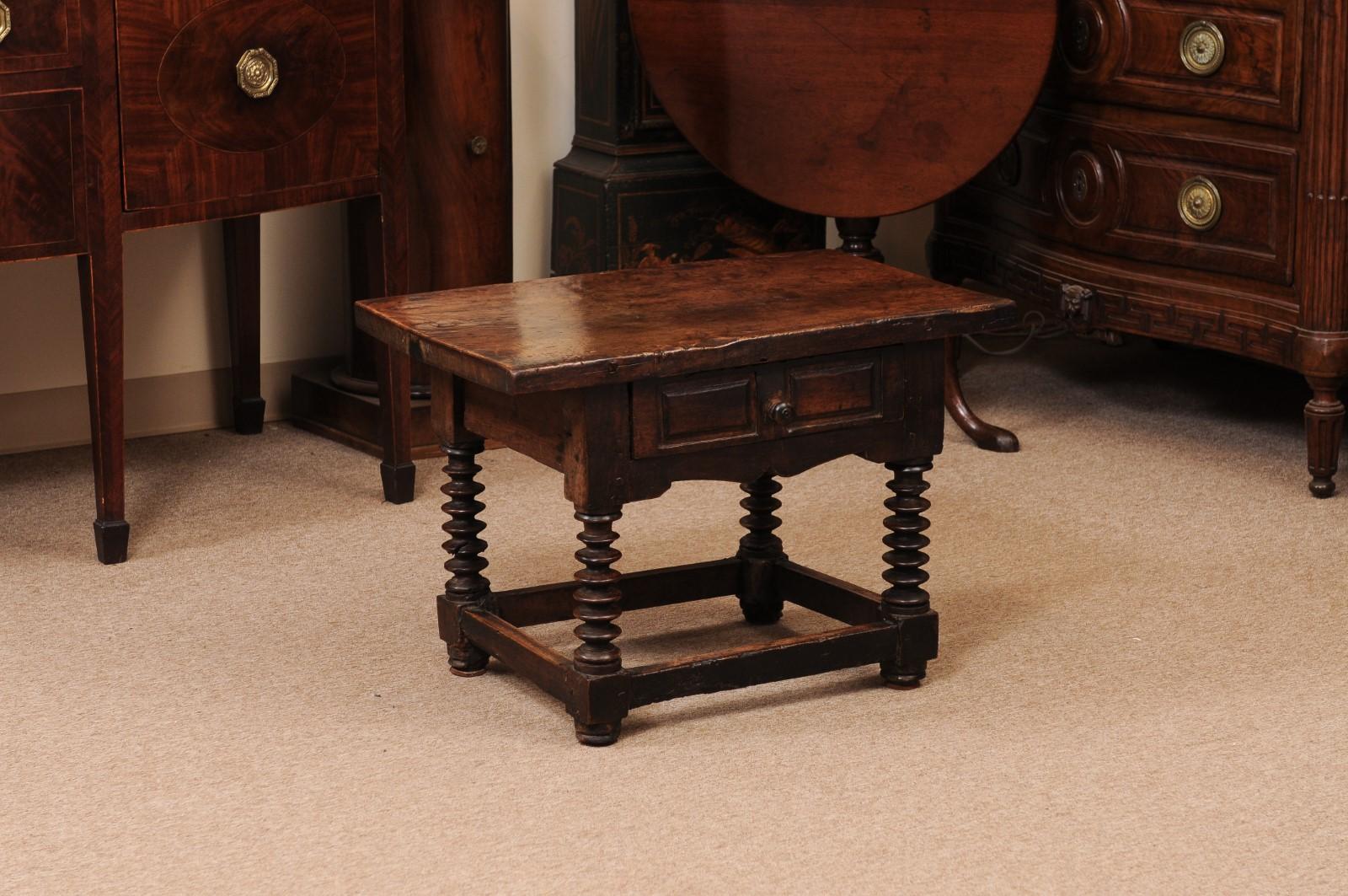 Table basse espagnole du 17ème siècle en noyer avec pieds tournés aux fuseaux, tiroir et brancard en H