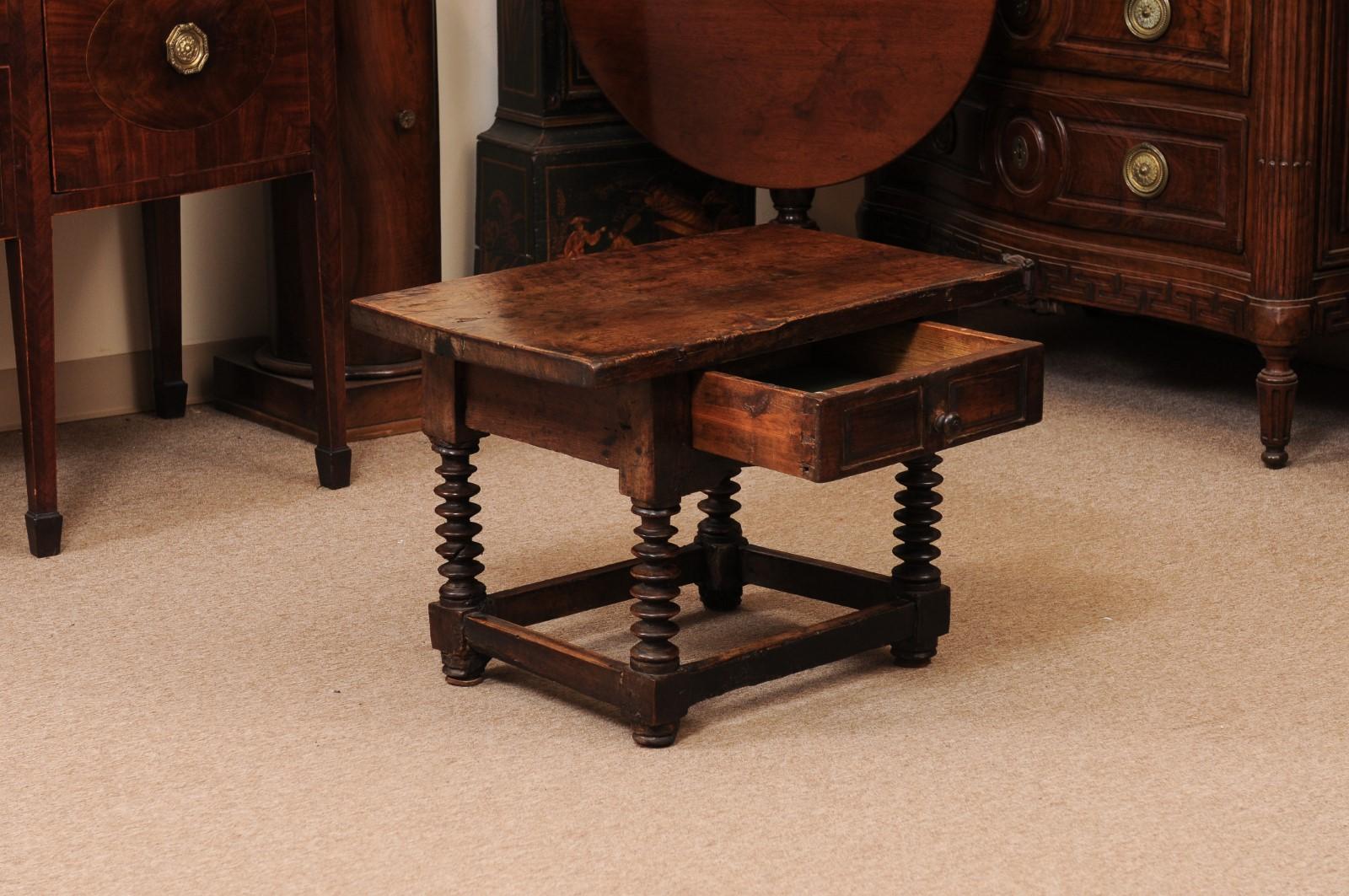 Espagnol Table basse espagnole en noyer du 17ème siècle avec pieds tournés en fuseau, tiroir en vente