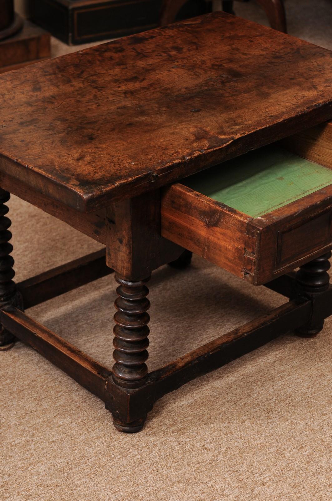 Table basse espagnole en noyer du 17ème siècle avec pieds tournés en fuseau, tiroir État moyen - En vente à Atlanta, GA