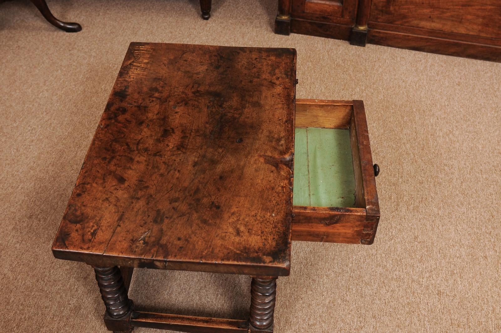 XVIIIe siècle et antérieur Table basse espagnole en noyer du 17ème siècle avec pieds tournés en fuseau, tiroir en vente
