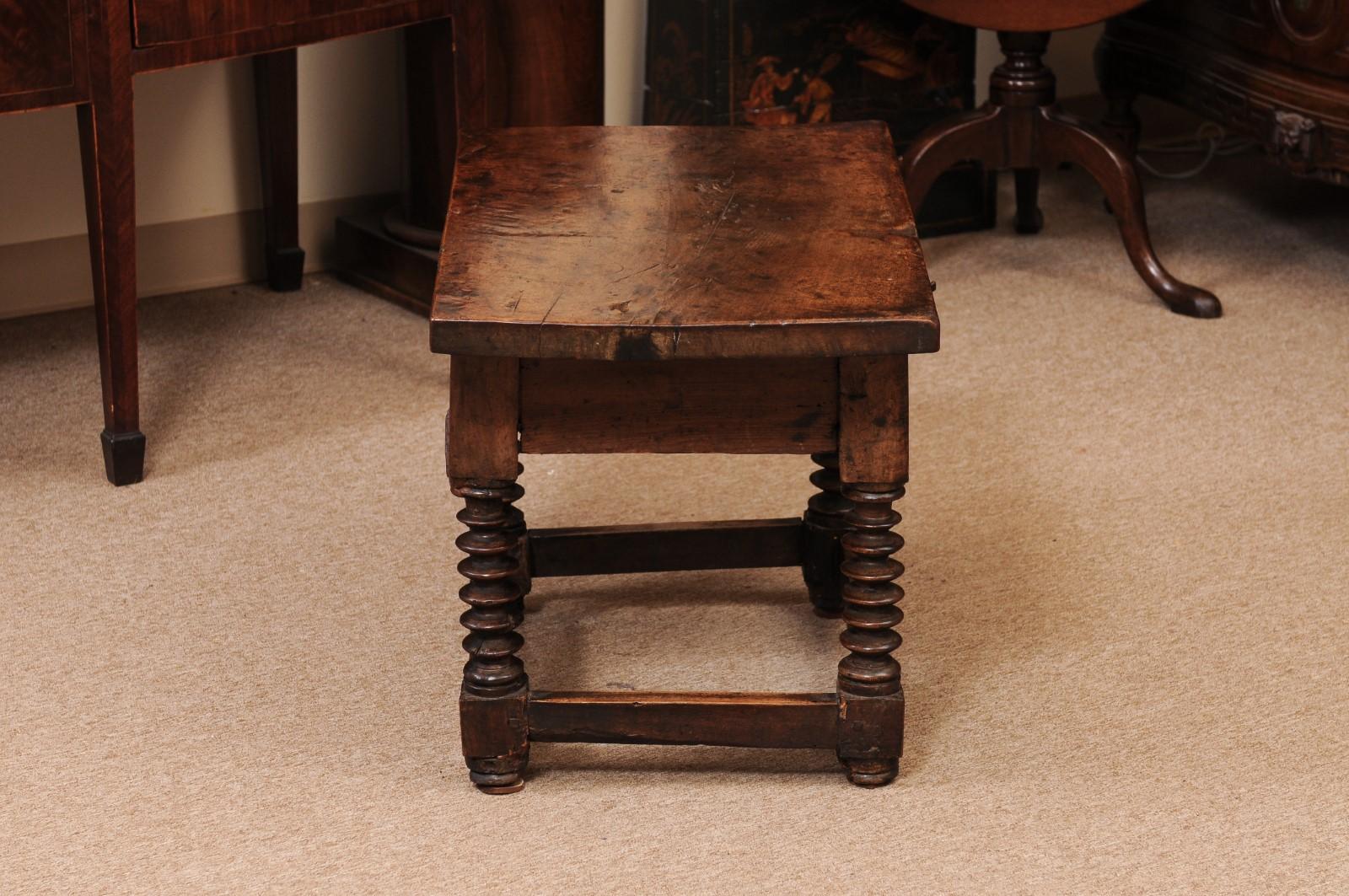 Noyer Table basse espagnole en noyer du 17ème siècle avec pieds tournés en fuseau, tiroir en vente