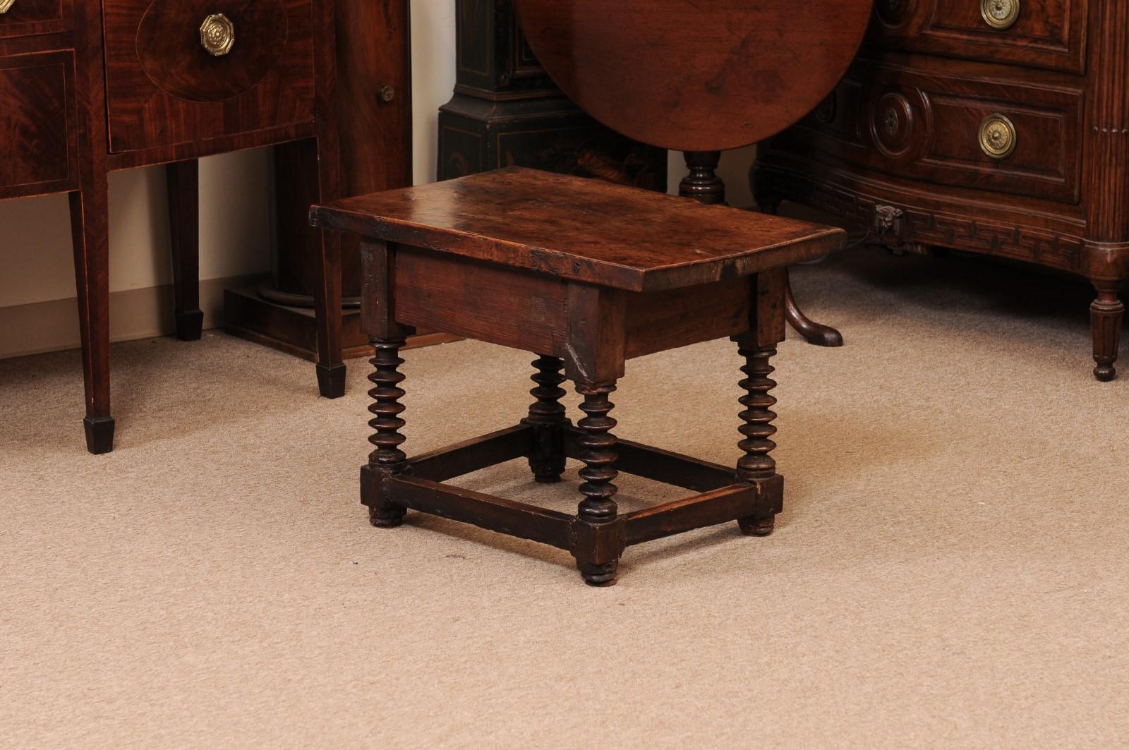 Table basse espagnole en noyer du 17ème siècle avec pieds tournés en fuseau, tiroir en vente 1