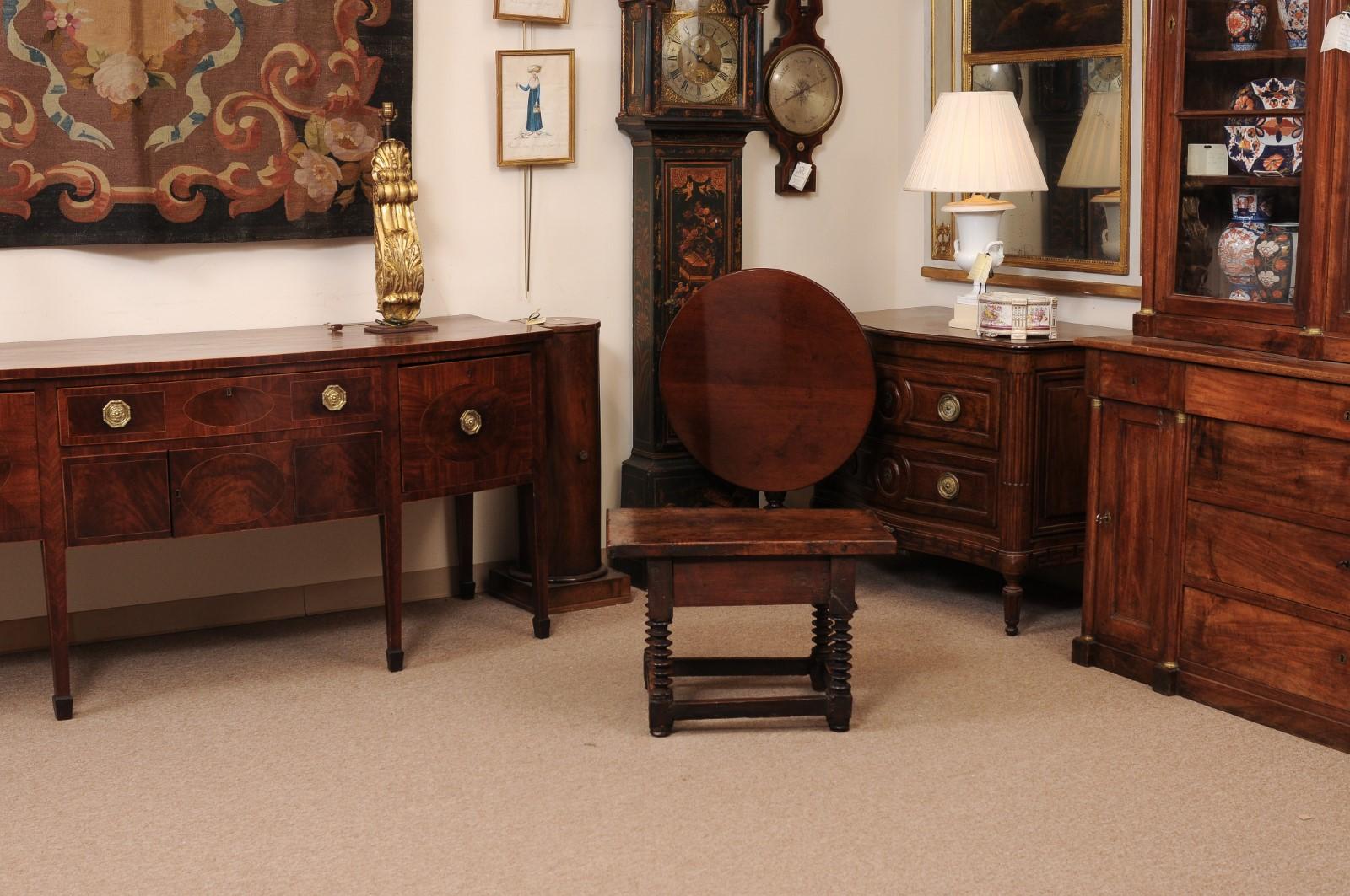 Table basse espagnole en noyer du 17ème siècle avec pieds tournés en fuseau, tiroir en vente 2