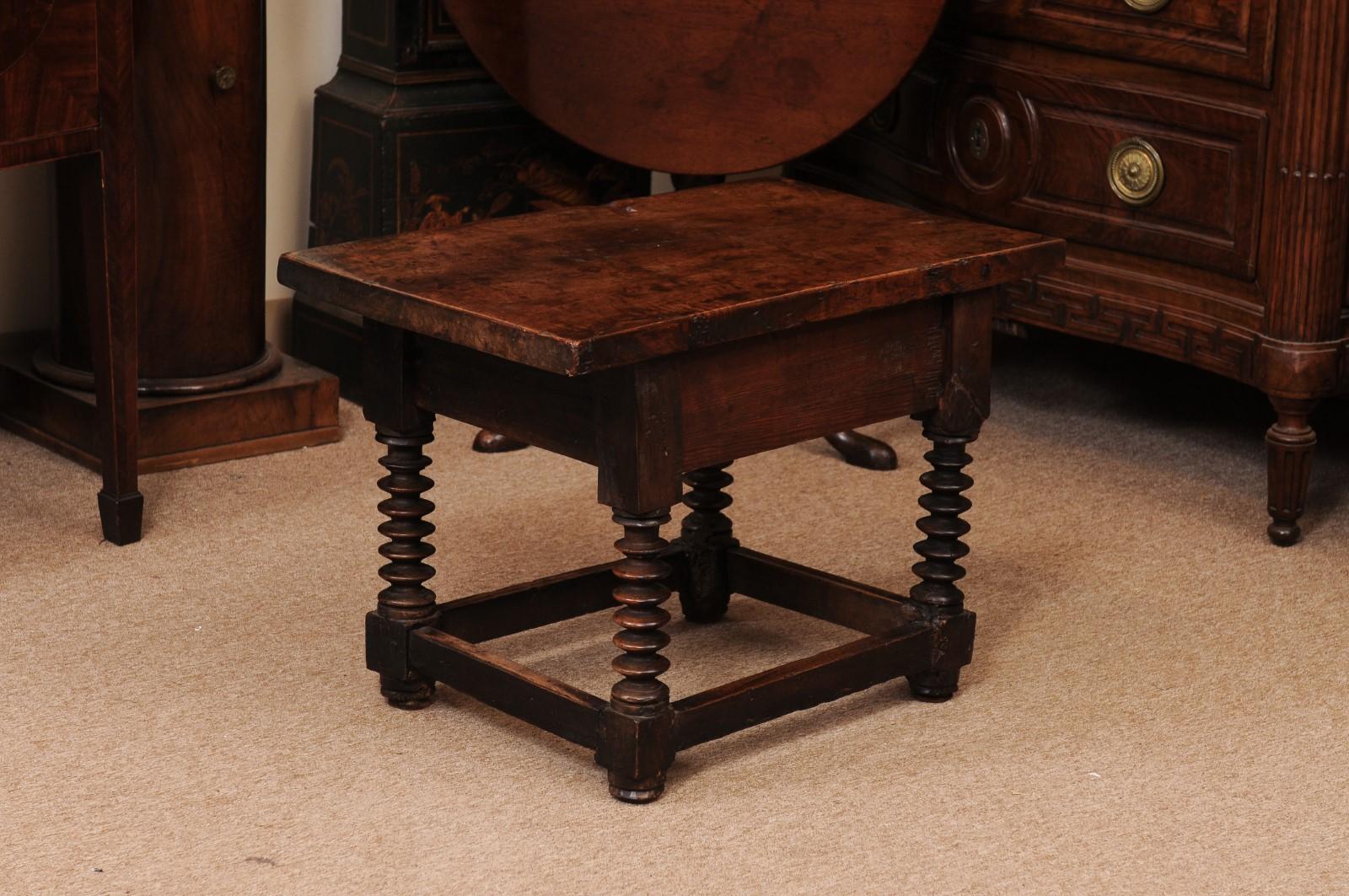 Table basse espagnole en noyer du 17ème siècle avec pieds tournés en fuseau, tiroir en vente 3
