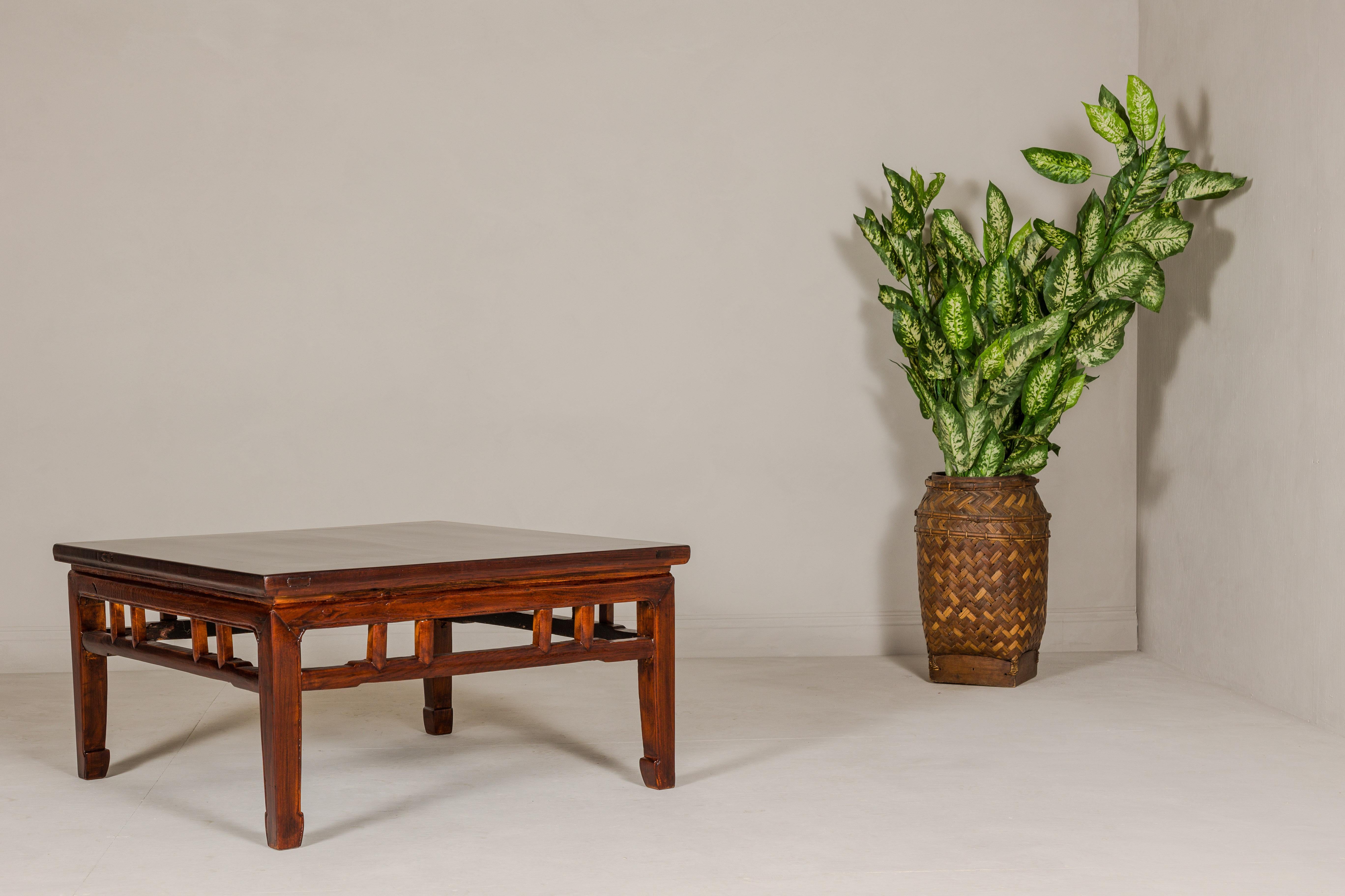 Niedriger, quadratischer Couchtisch mit braunem Lack, Pferdehufbeinen und Buckelstrecker im Angebot 5