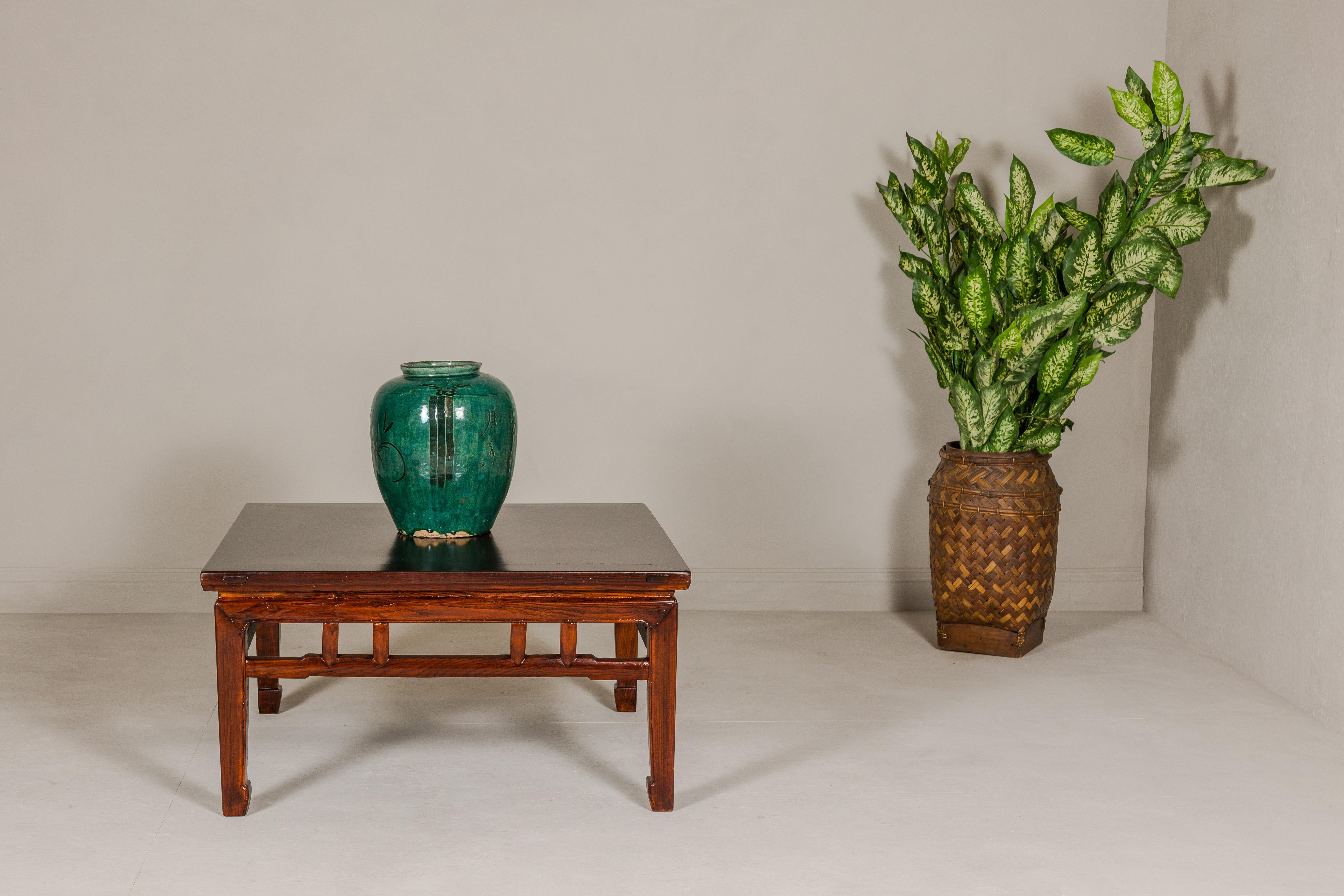 Table basse carrée chinoise vintage du milieu du 20e siècle, laquée en brun, avec des pieds en sabot de cheval et des brancards en dos d'âne. Cette table basse carrée chinoise d'époque, datant du milieu du 20e siècle, est un splendide exemple de