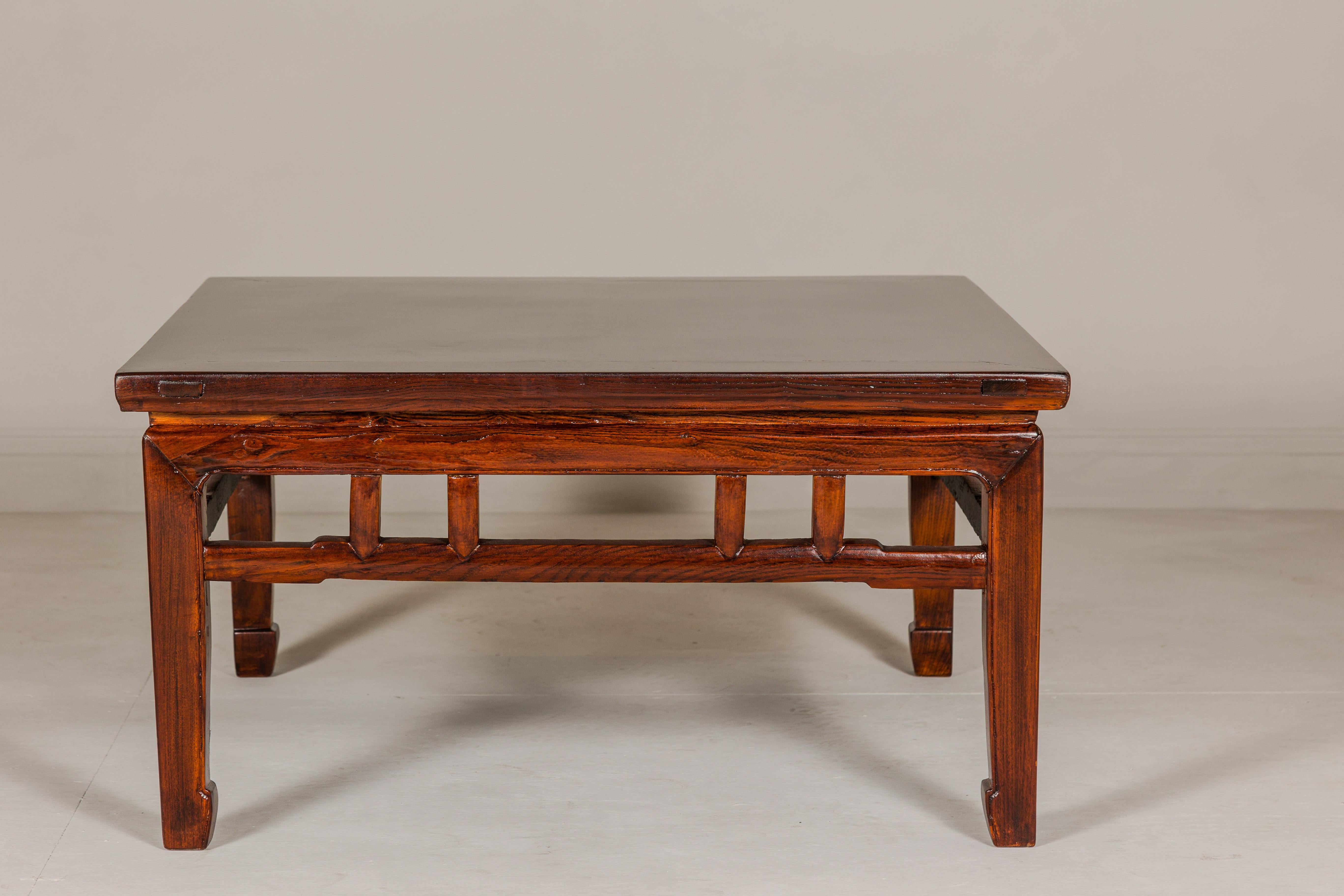 20ième siècle Table basse carrée laquée Brown, pieds en sabot de cheval, brancard à bosse  en vente