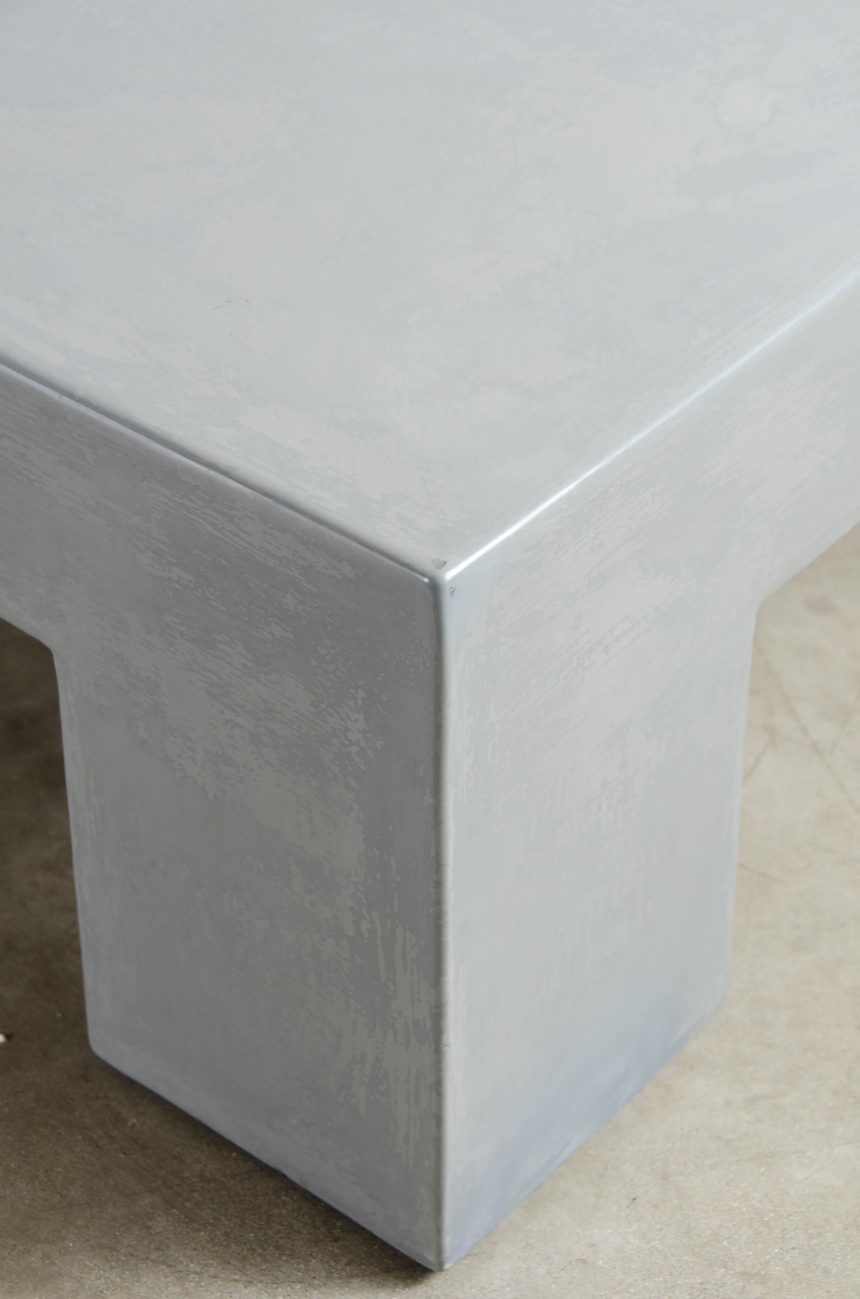 Repoussé Table basse carrée en laque grise de Robert Kuo:: édition limitée en vente