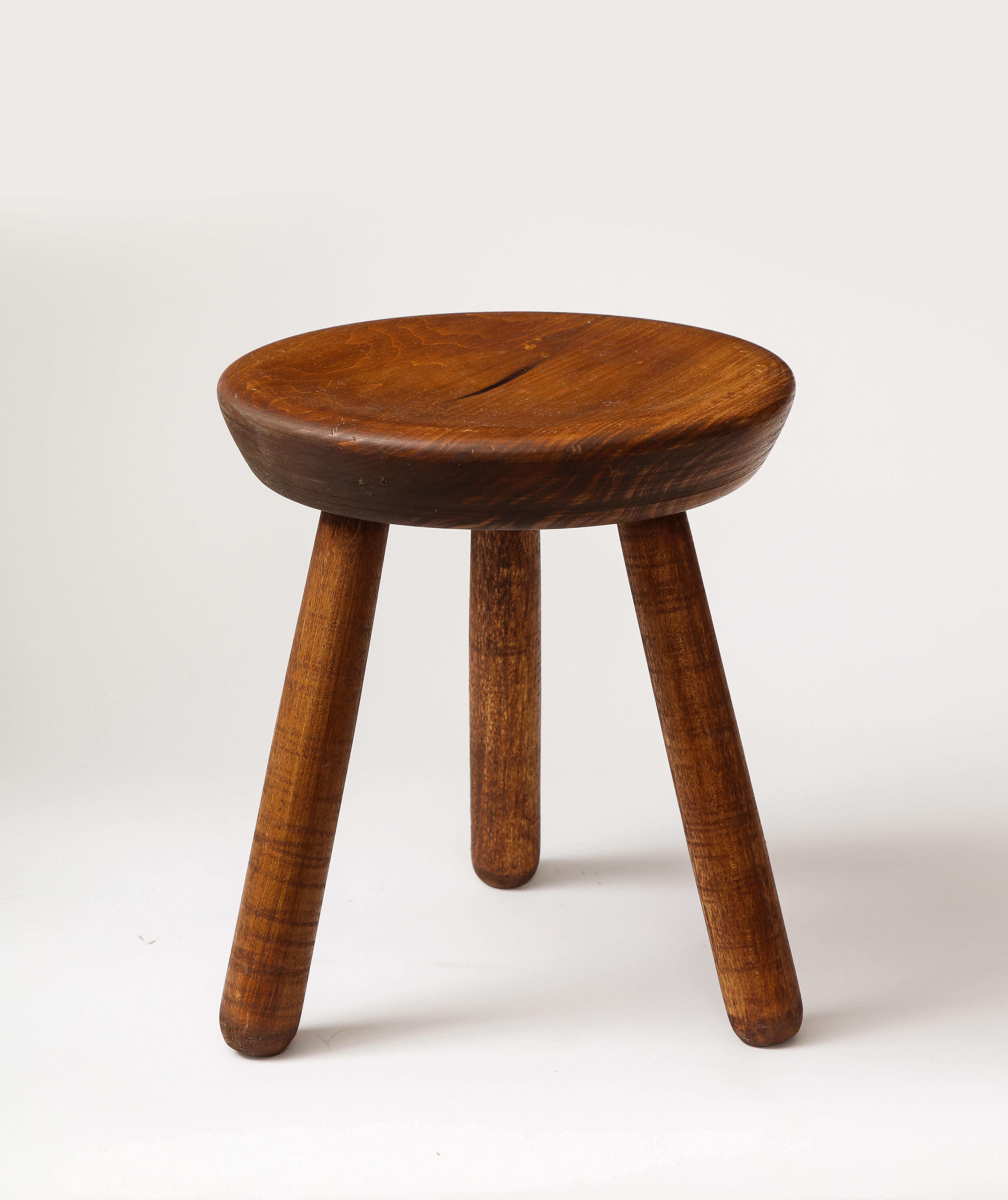 Low Stained Pine Milking Stool, 21st C.   In Excellent Condition For Sale In New York City, NY