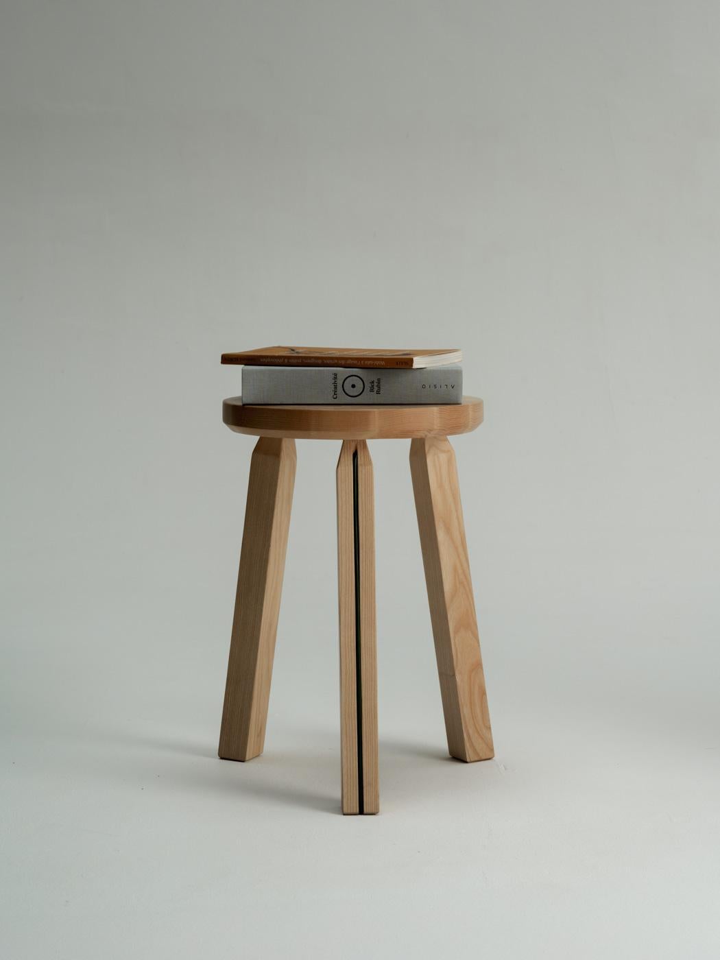 Ce tabouret bas s'inspire des tabourets tripodes traditionnellement utilisés dans les milieux ruraux. La paille de seigle teintée vient trouver refuge sur les pieds et l'assise, faisant un clin d'œil à la marqueterie de paille et à la cale qui