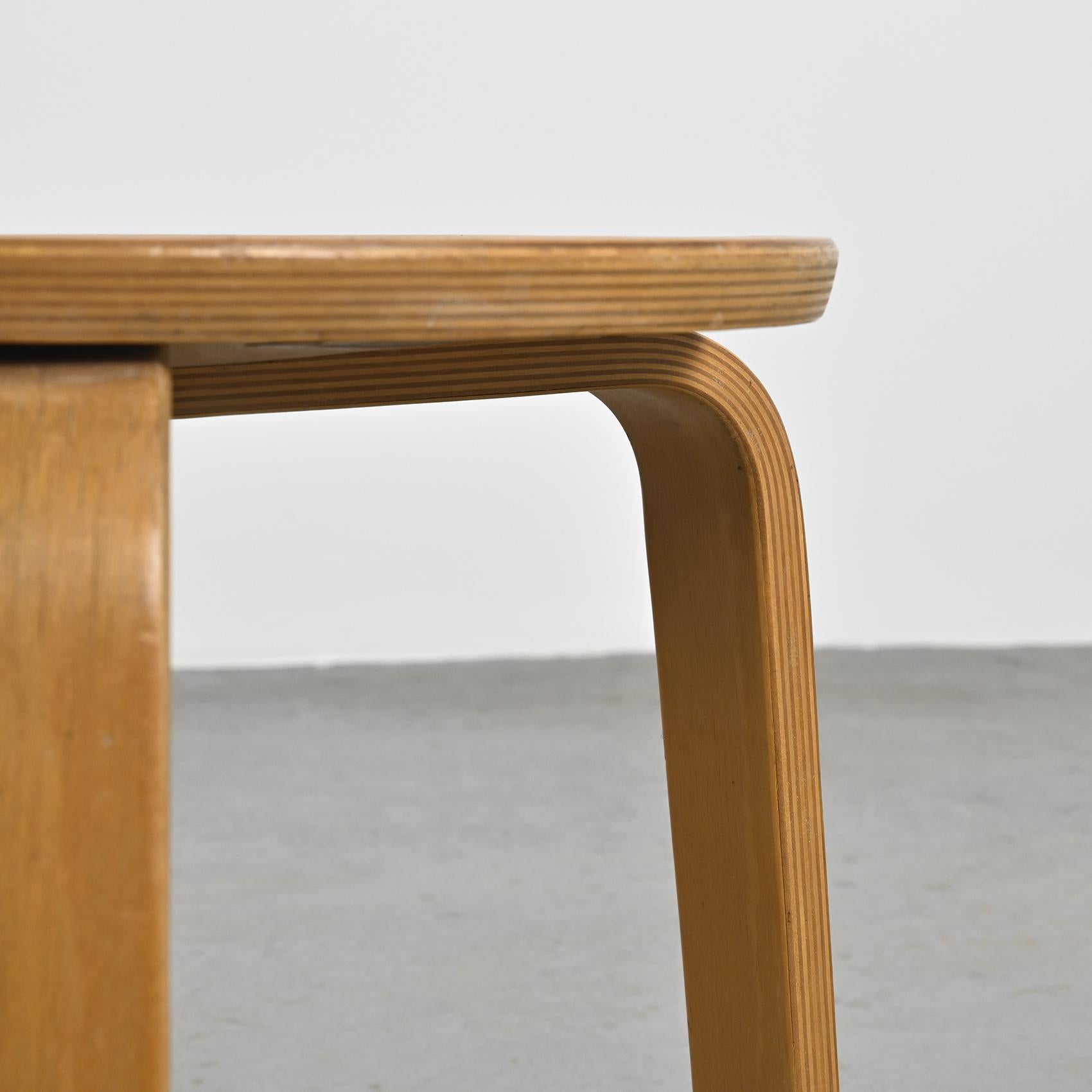 
Tripod low stool designed by Hans Bellmann in the 1950s for Swiss manufacturer Horgen Glarus.

Made of molded birch plywood, this understated, stackable model belongs to the postwar Swiss functionalist tradition. The L-shaped bent legs and circular