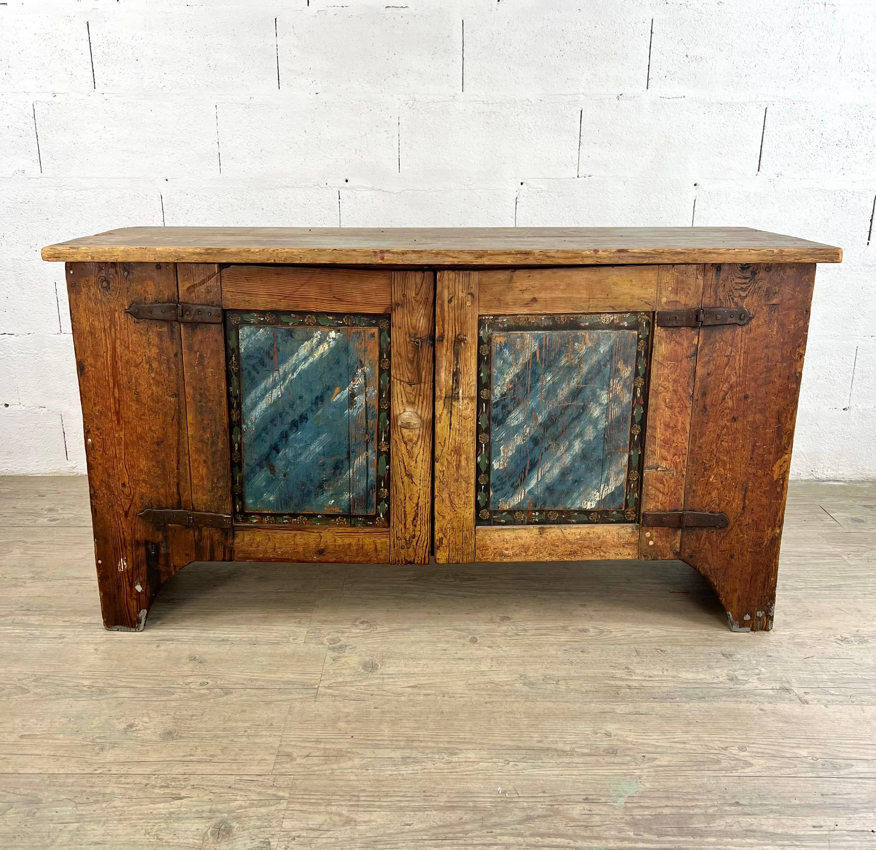 Cet exquis buffet bas baroque suédois, datant du XVIIIe siècle, témoigne de l'ingéniosité et de l'art de l'artisanat suédois. À une époque où la Suède n'avait pas les moyens d'acheter des matériaux luxueux, les artisans ont développé l'art des