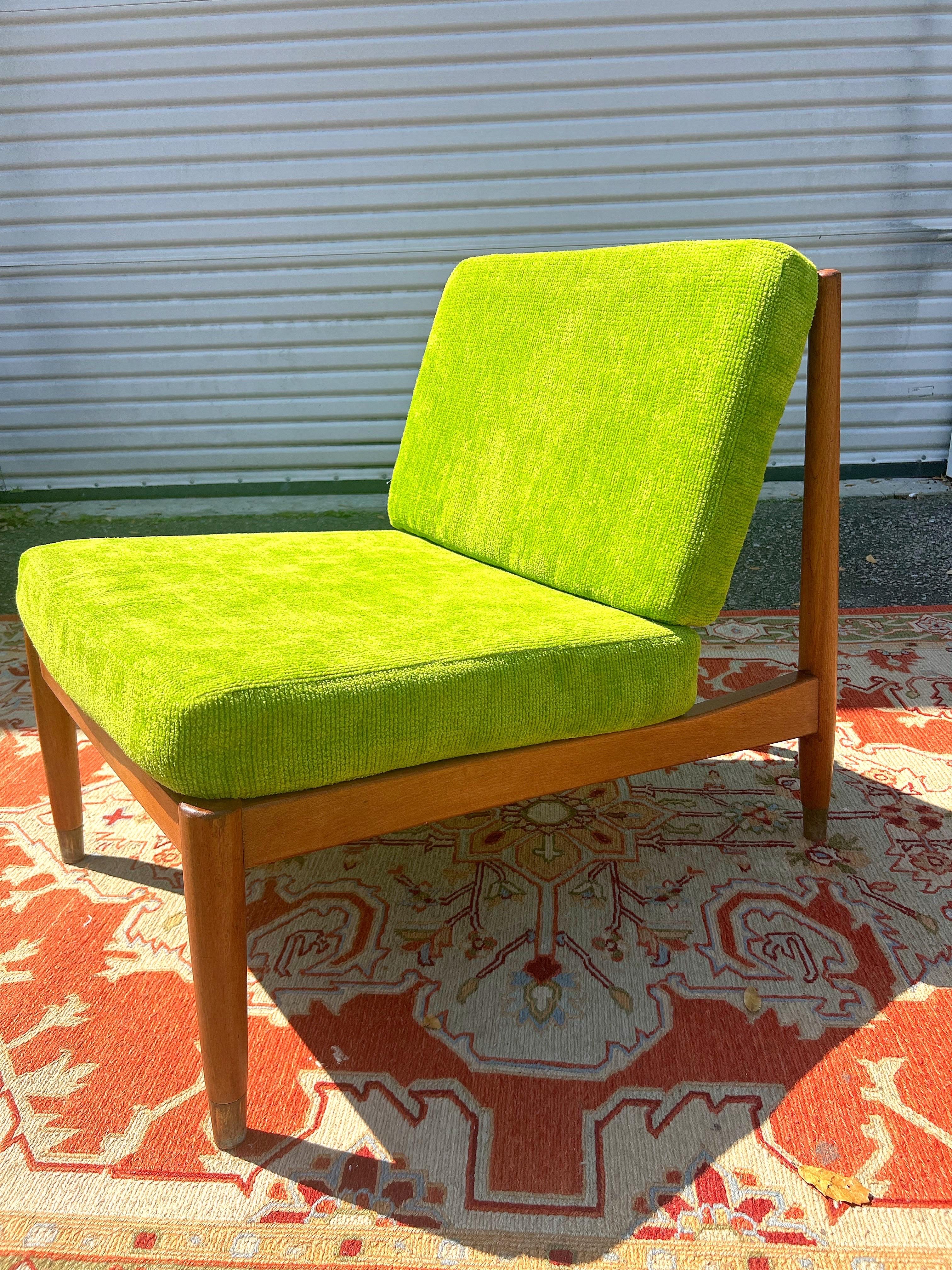 Pantoffelsessel von Folke Ohlsson, hergestellt für dux in Schweden, ca. 1950er Jahre. Dieser dänische moderne Loungesessel
 Wird aus hochwertigem Nussbaumholz hergestellt. Der Stuhl hat einen Rahmen aus Walnussholz mit fünf vertikalen Latten in der