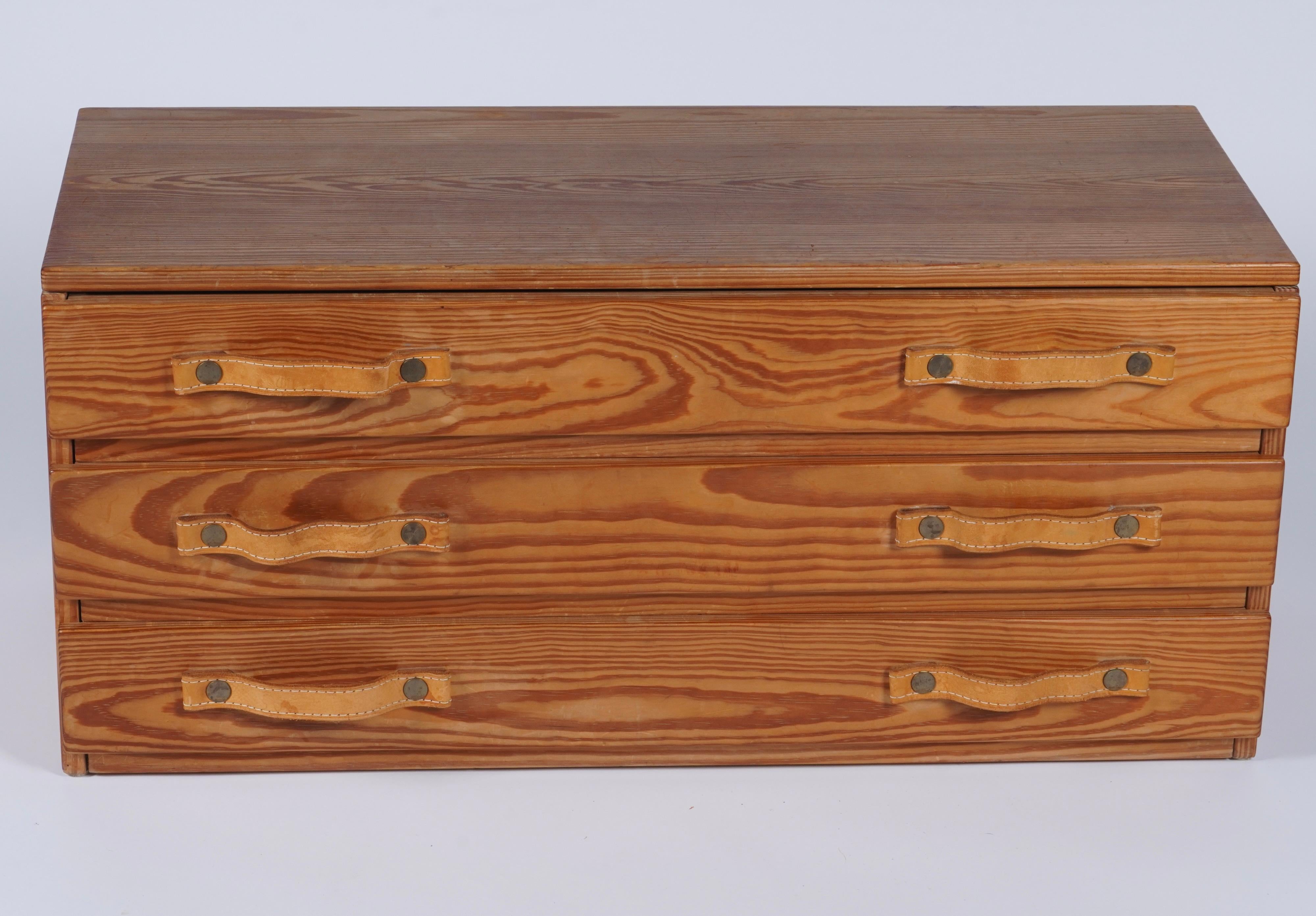 Scandinavo moderno Cassettiera bassa svedese in pino con tiranti in pelle in vendita