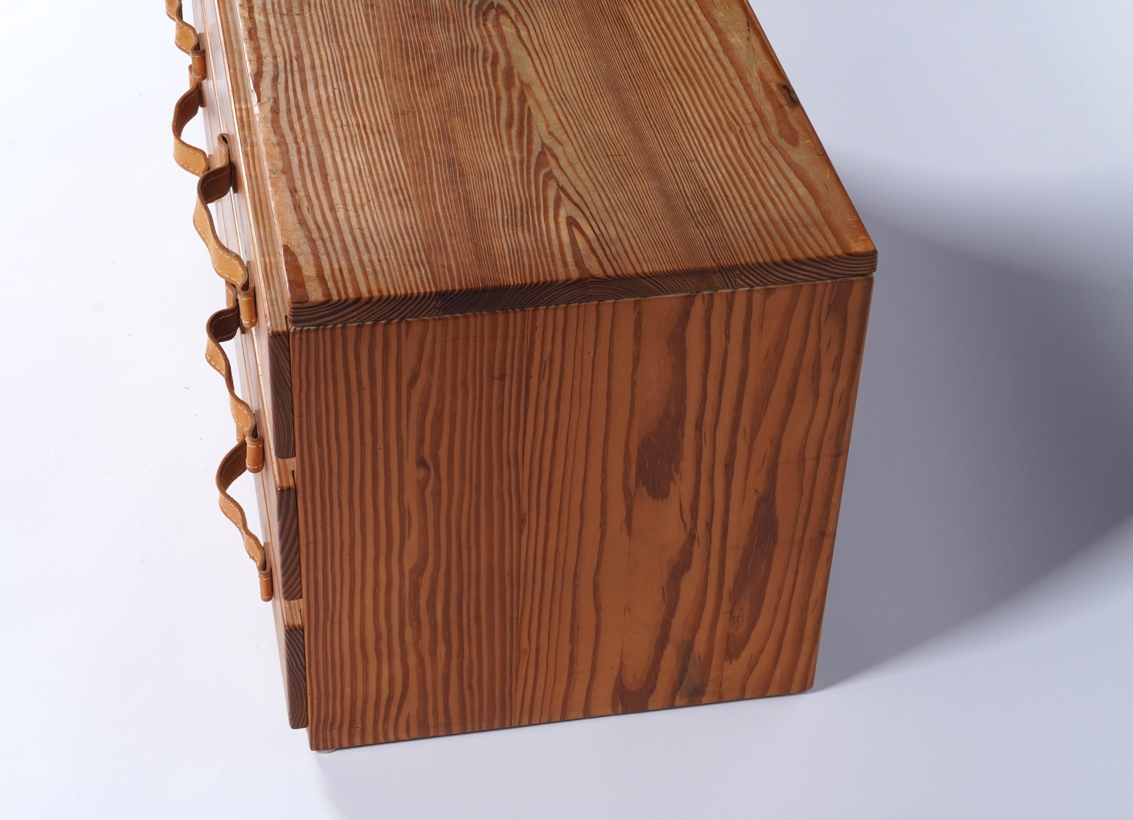 Ottone Cassettiera bassa svedese in pino con tiranti in pelle in vendita