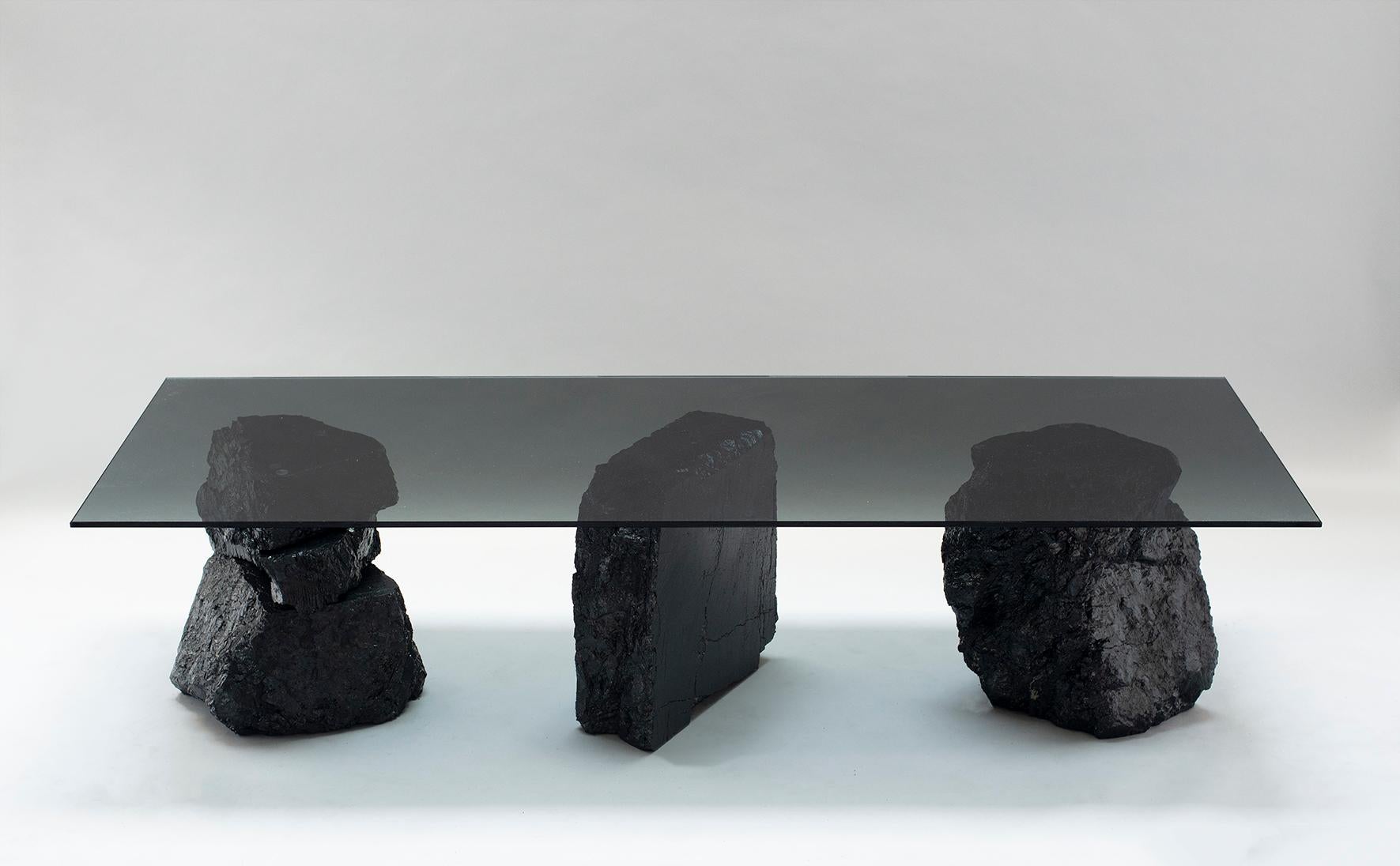 Table basse 019 de Jesper Eriksson
Dimensions : D180 x L60 x H45 cm 
MATERIAL : Charbon anthracite, verre trempé
Poids : 105 kg

Jesper Eriksson (né en 1990 à Paris) est un artiste et un designer basé à Londres, qui s'intéresse au travail lié à