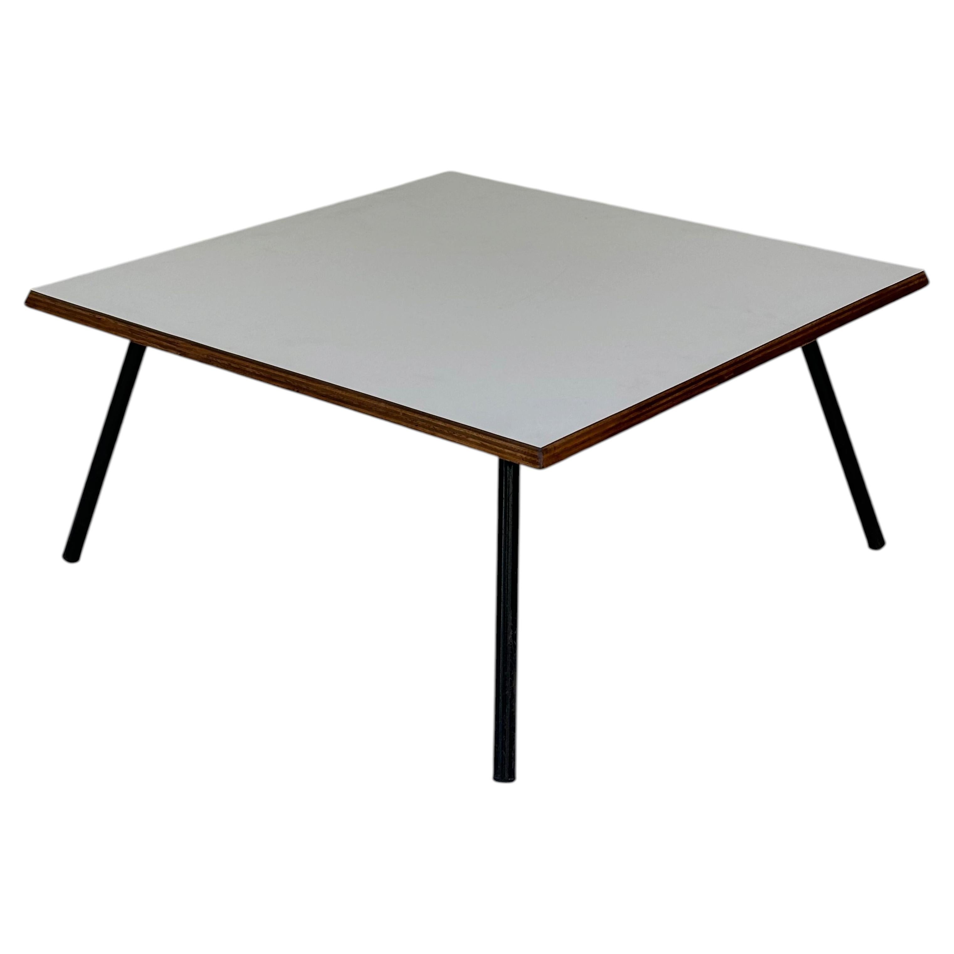 Table basse : "506" par Charlotte Perriand circa 1953 en vente