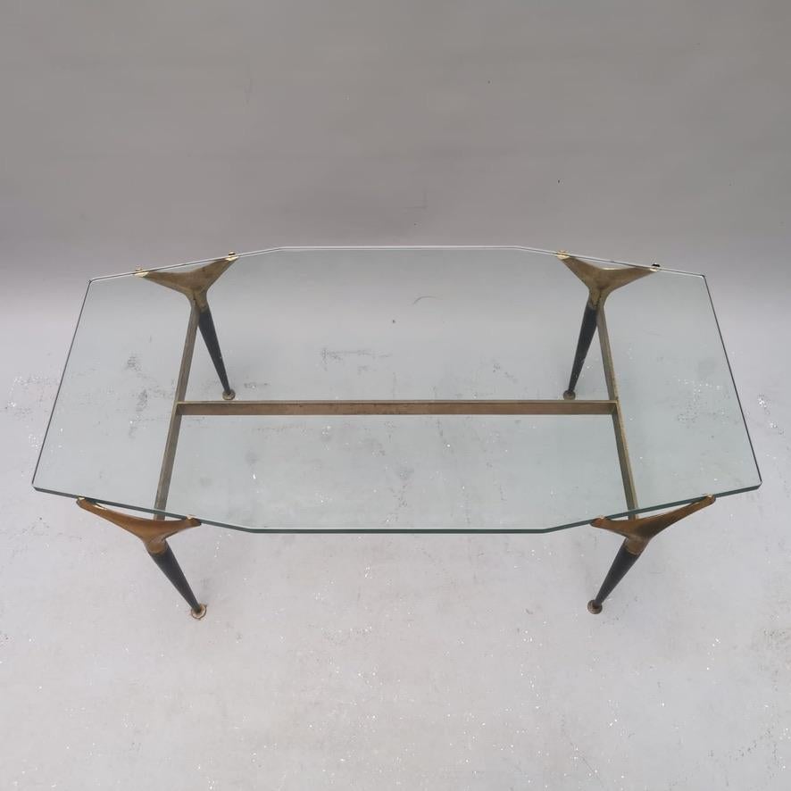 Coffee table attributed to Fontana Arte, with a hexagonal tempered glass top and brass supporting frame that support the top with a very elegant interlocking. Bright due to the presence of brass, minimal but also eclectic, thanks to the design of
