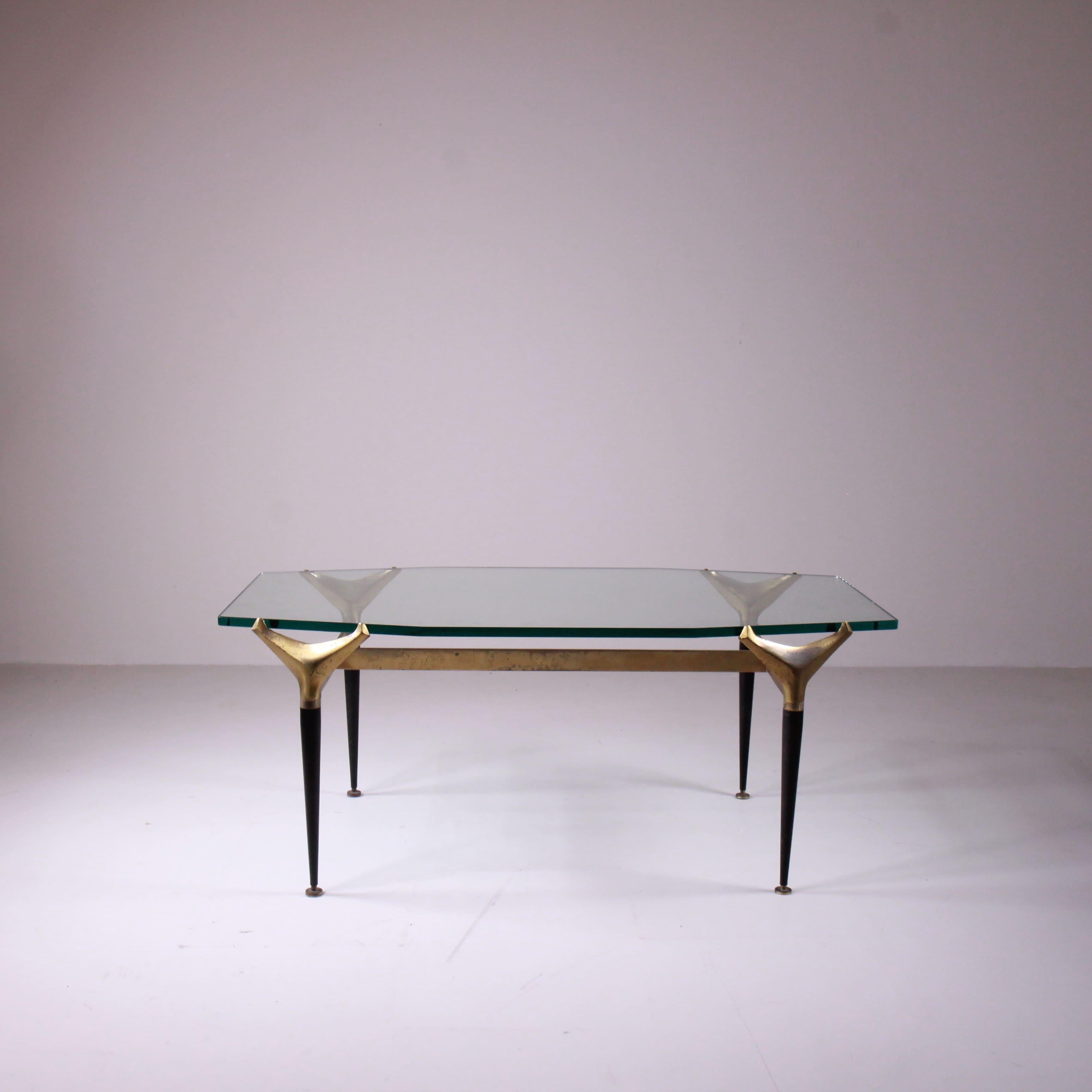 Coffee table attributed to Fontana Arte, with a hexagonal tempered glass top and brass supporting frame that support the top with a very elegant interlocking. Bright due to the presence of brass, minimal but also eclectic, thanks to the design of