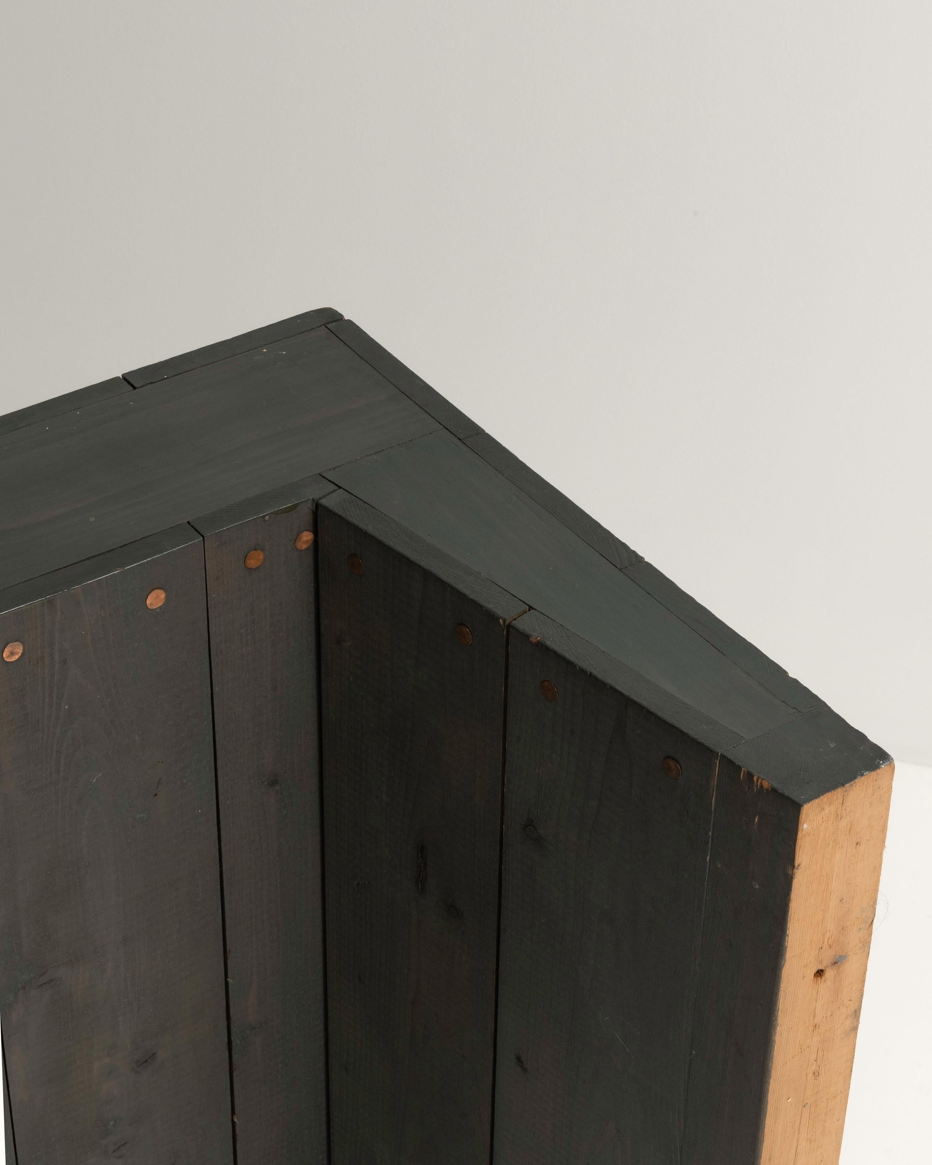 Table basse des années 1970, conçue par Dom Hans van der Laan, Pays-Bas. 
La taille et l'échelle de cette table la rendent particulière. Cette version est beaucoup plus grande que ce que l'on voit habituellement dans les tables basses de DOM Hans