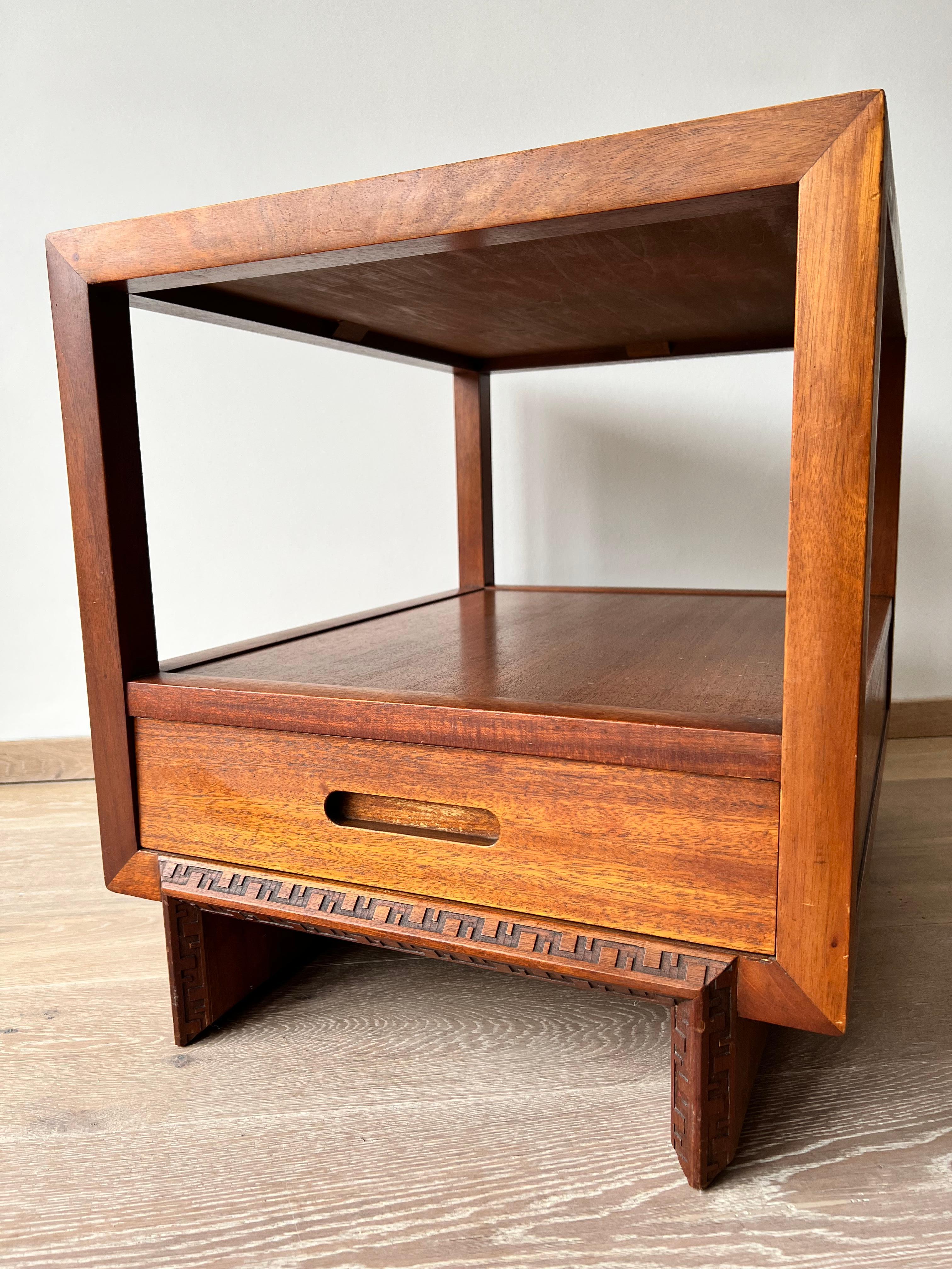 Niedriger Tisch von Frank Lloyd Wright (Mitte des 20. Jahrhunderts) im Angebot