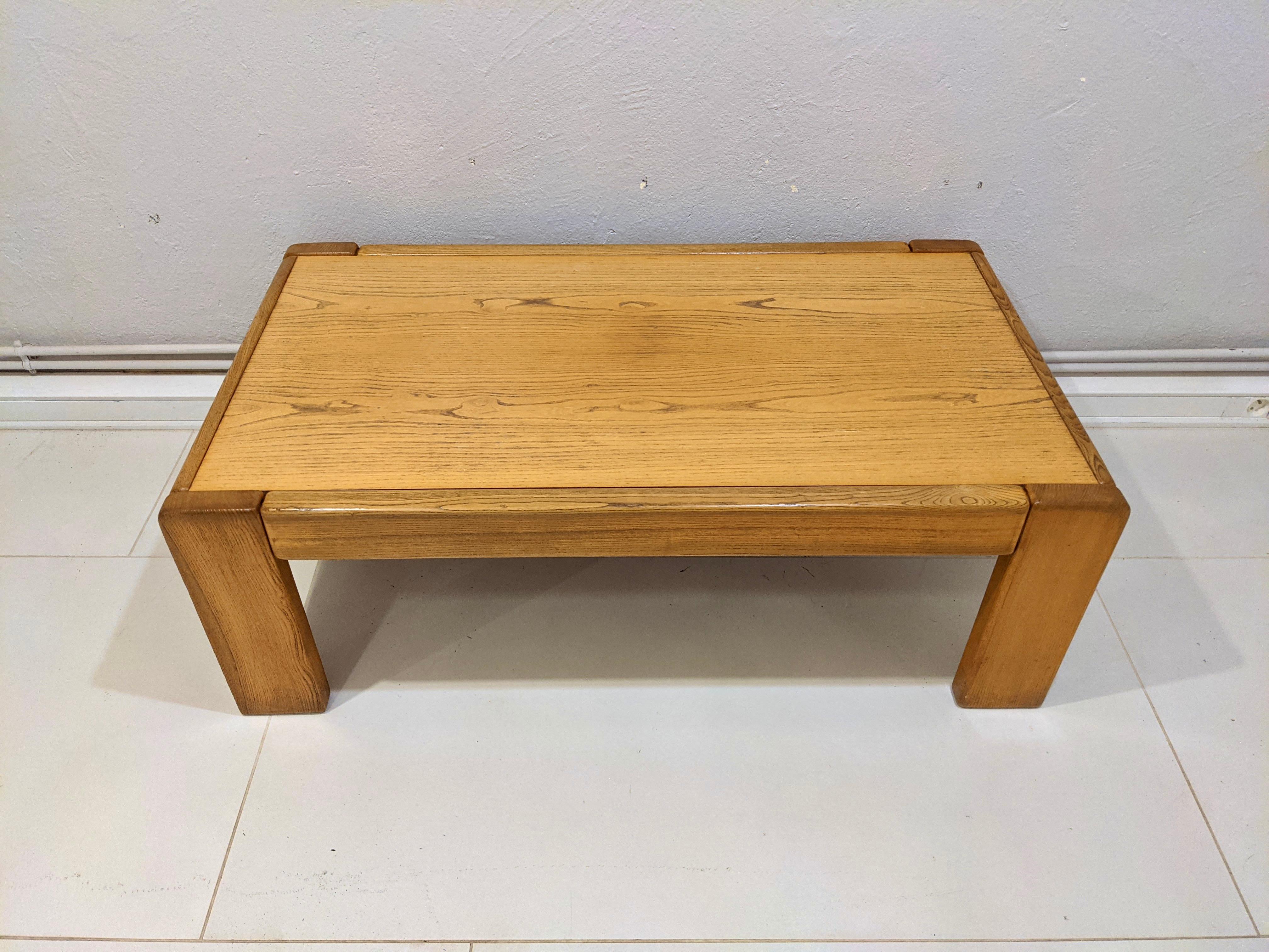Low table in elm wood by Maison Regain. 1970's. Very good condition.
 