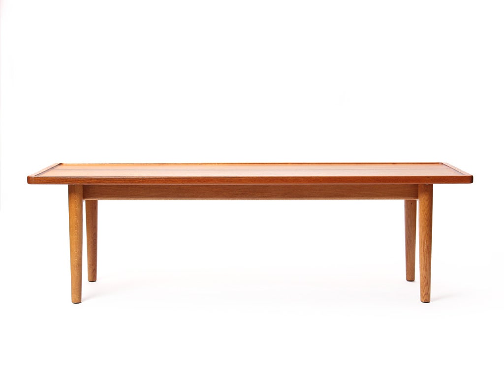 Scandinavo moderno Raro tavolino basso da cocktail/caffè in Teak e Oak di Hans J. Wegner per Johannes Hansen in vendita