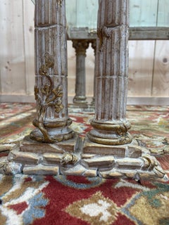 Table basse avec colonnes corinthiennes et plateau en verre