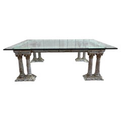 Table basse avec colonnes corinthiennes et plateau en verre