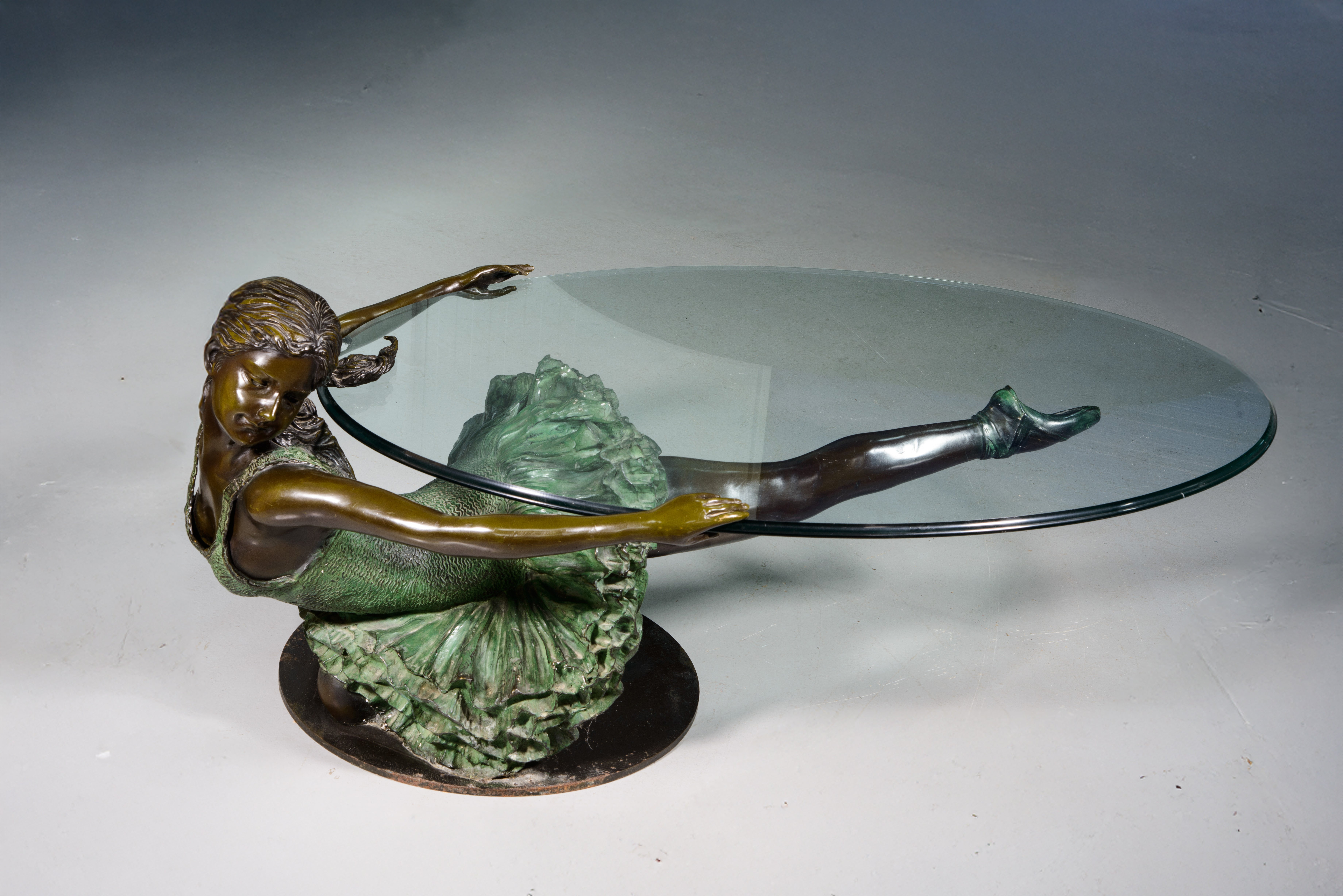 Niedriger Tisch, Tänzer. Bronze, Glas. 20. Jahrhundert. im Angebot
