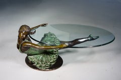 Niedriger Tisch, Tänzer. Bronze, Glas. 20. Jahrhundert.