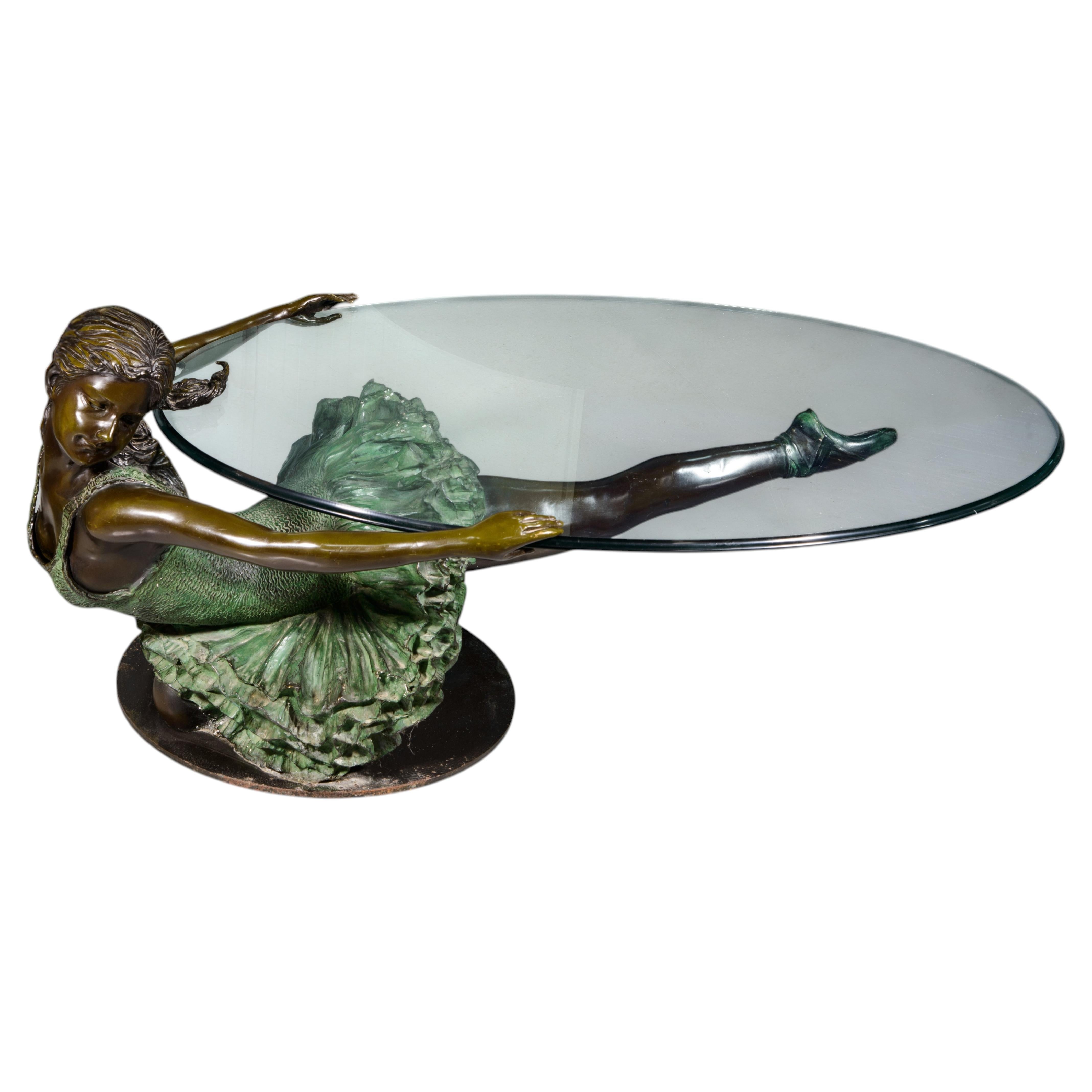 Niedriger Tisch, Tänzer. Bronze, Glas. 20. Jahrhundert.