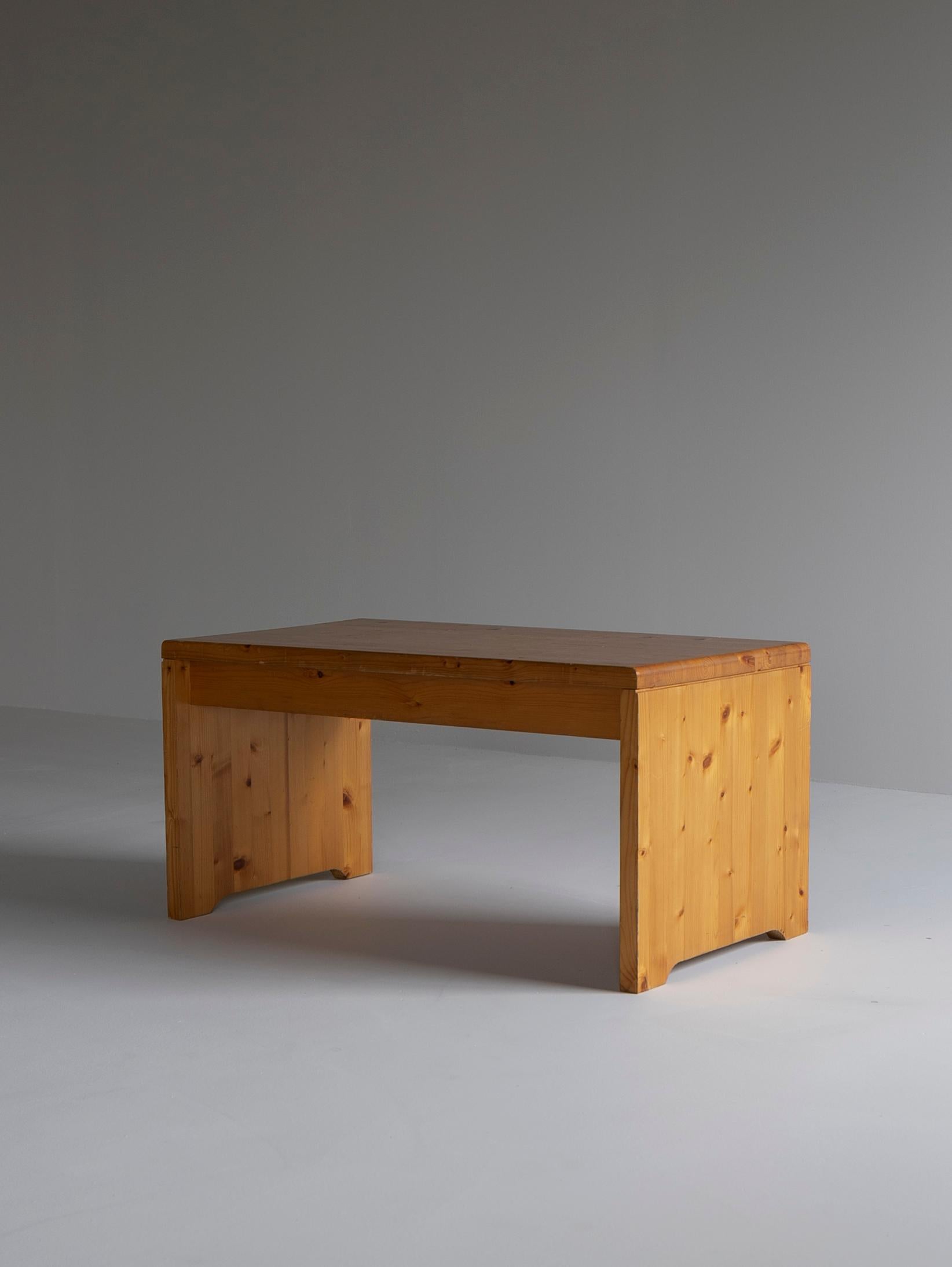 Low table used in Les Arcs 1600.
This piece was designed for Les Arcs 1600, one of Charlotte Perriand's most important works.
The material is made of Swiss pine wood.
Can be used as a low table or bench.