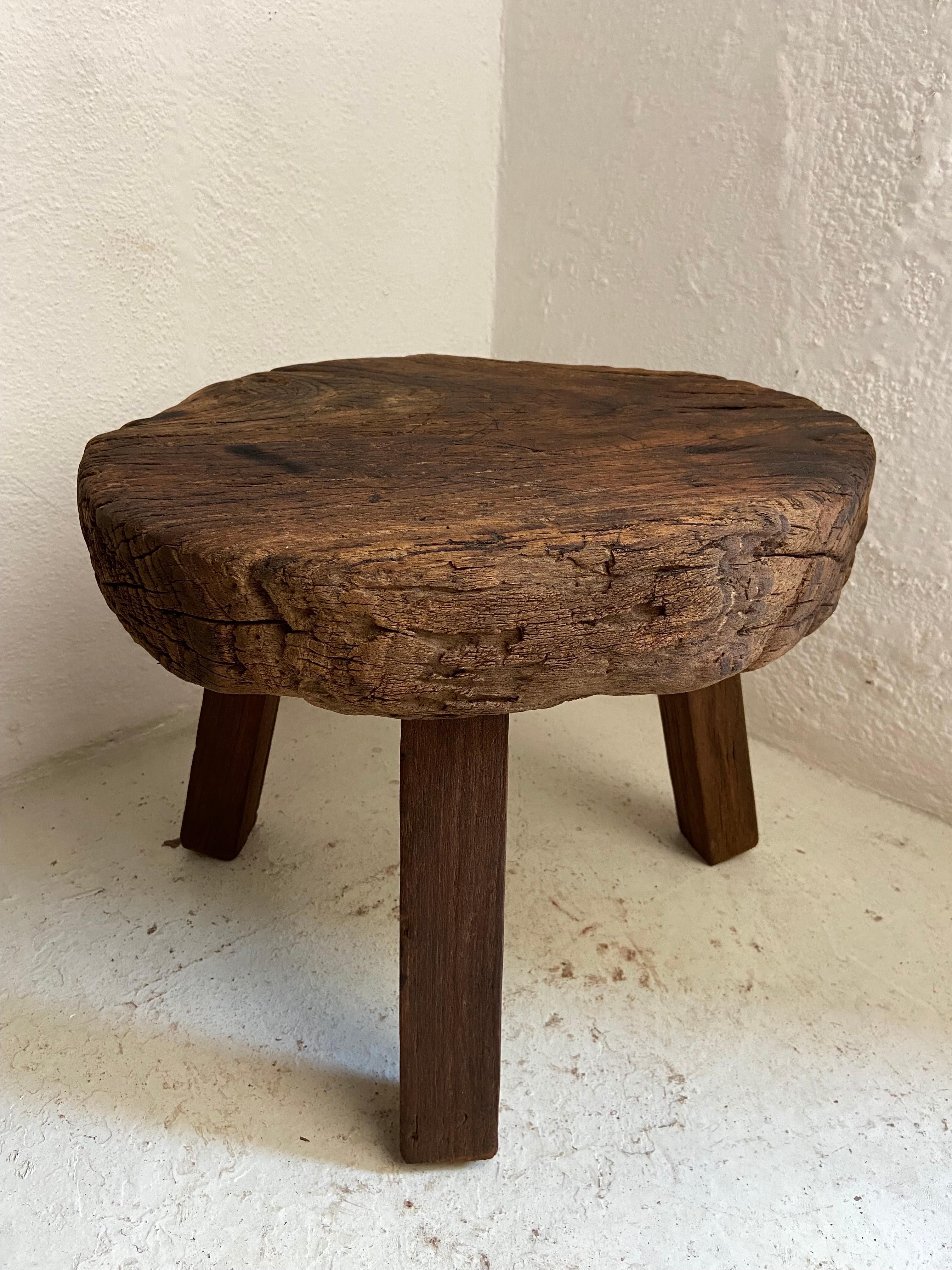 Hand carved low round table from Yucatan, Mexico, circa 1970´s. A solid end-cut trunk piece was used for the table top. Roundtables similar to these are making a revival in rustic homes and boutique hotels however fabricated by way of electrical