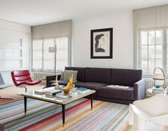 Table basse à plateau brillant, cadre en laiton et pieds coniques noirs, extrémité en laiton Moyen