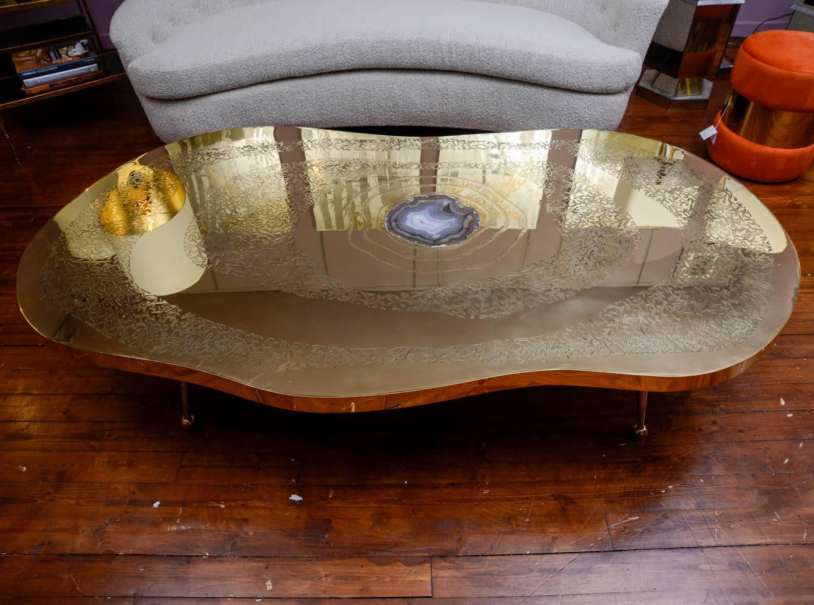 Low table in engraved brass and agate stone, four feet, collection studio Glustin.
