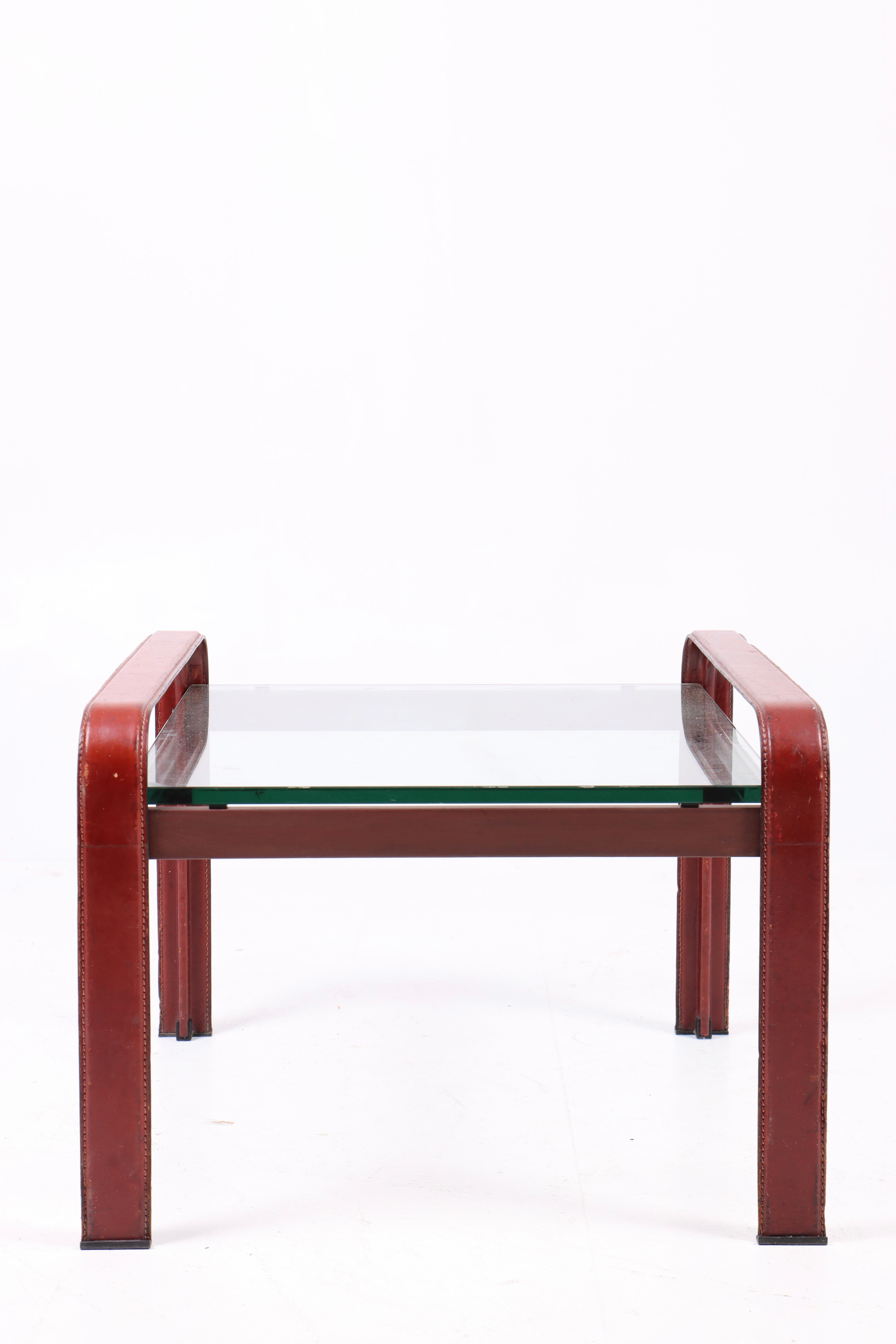 Niedriger Tisch aus patiniertem Leder. In den 1970er Jahren von Matteo Grassi in Italien entworfen und hergestellt. Toller Originalzustand.